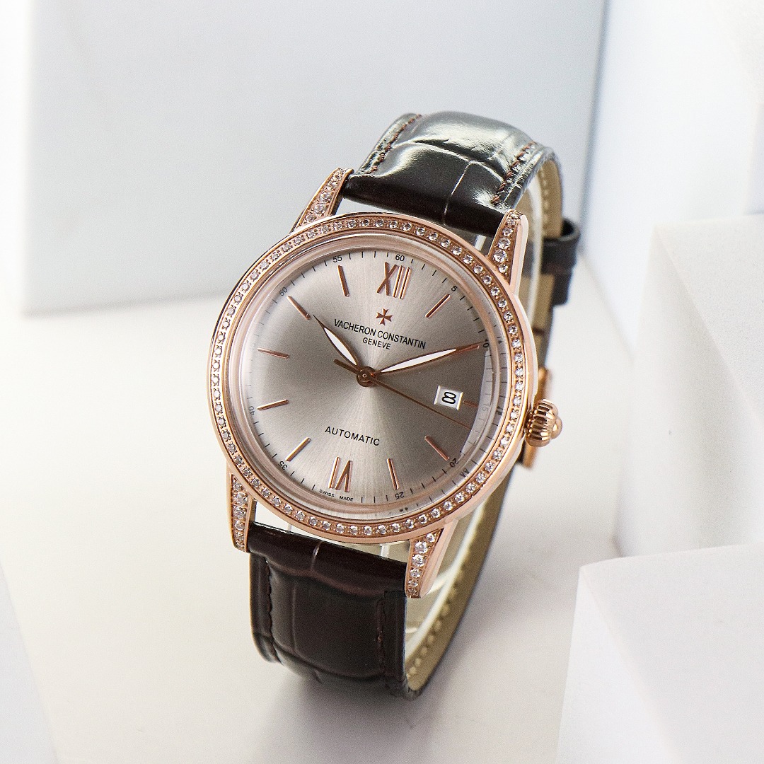 NO:822709,[TW’s latest product and popular recommendation] Vacheron Constantin. Taste the classic beauty of Vacheron Constantin series watches!  The TW watchmaker team spent 8 months carefully designing, daring to be the first, and striving for perfection. The style adopts the original movement, with a vibration frequency of 28,800 times per hour, and zero repair quality. The TW factory exclusively develops the case and the exclusive pot lid glass material!  40mm in diameter, super 3D three-dimensional effect, ultra-thin craftsmanship. The dial of the style uses a classic exclusive inner shadow as a scale, which further shows the luxurious temperament of this watch. The style is matched with Italian cowhide to make the wrist more fit and comfortable. Vacheron Constantin, the watch you will eventually own【.】,,vacheron,cowhide19860909【TW 最新出品·爆款推荐】江诗.丹顿Vacheron constantin 经典之美品鉴江诗.丹顿传袭系列腕表！TW制表师团队历时8个月精心设计,敢为人先,力求完美. 款式采用原装机芯,每小时振频28800次,零返修质量.TW厂独家研发壳套,独家的锅盖玻璃材质！直径40mm,超强3D立体感,超薄工艺.款式表盘上采用经典独家内影作为刻度,更显示出这款腕表的华贵气质.款式搭配意大利牛皮让手腕更贴合舒适 江诗丹顿,你终将拥有的腕表【.】,,vacheron,cowhide,Watch