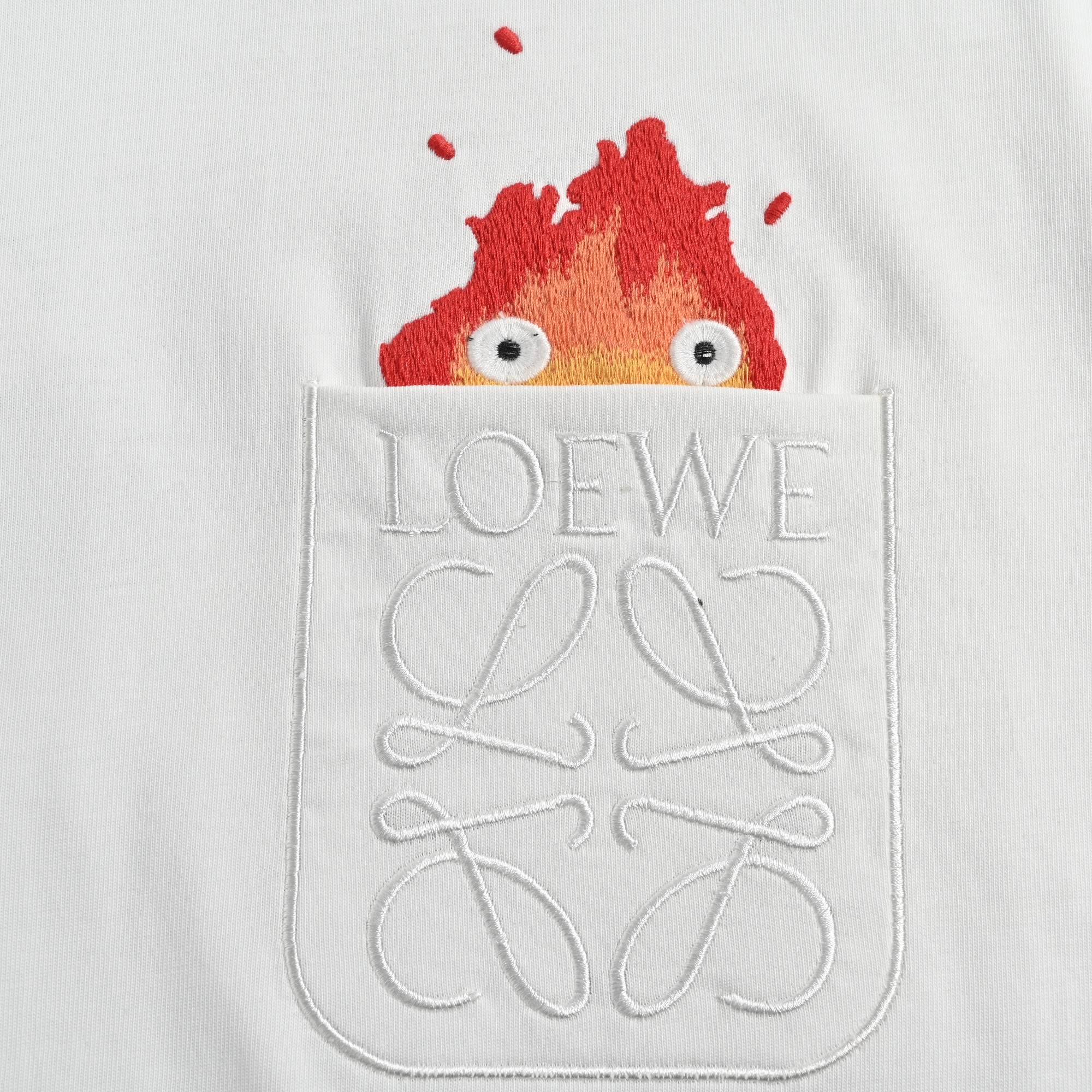 LOEWE/罗意威 哈尔的移动城堡火焰短袖 罗意威L0EWE x 哈尔的移动城堡联名 卡西法火焰刺绣口袋短袖T恤