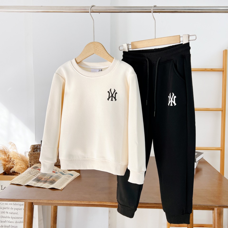 “NY Sports Brand: High-End Winter Suit in White, Black, and Red” - 图片 2