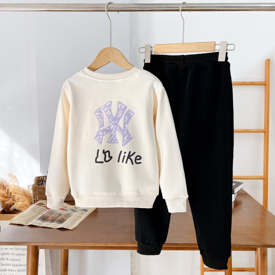 “NY Sports Brand: High-End Winter Suit in White, Black, and Red” - 图片 3