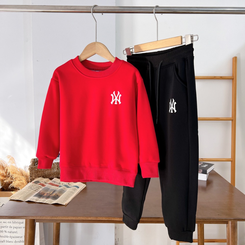 “NY Sports Brand: High-End Winter Suit in White, Black, and Red” - 图片 5