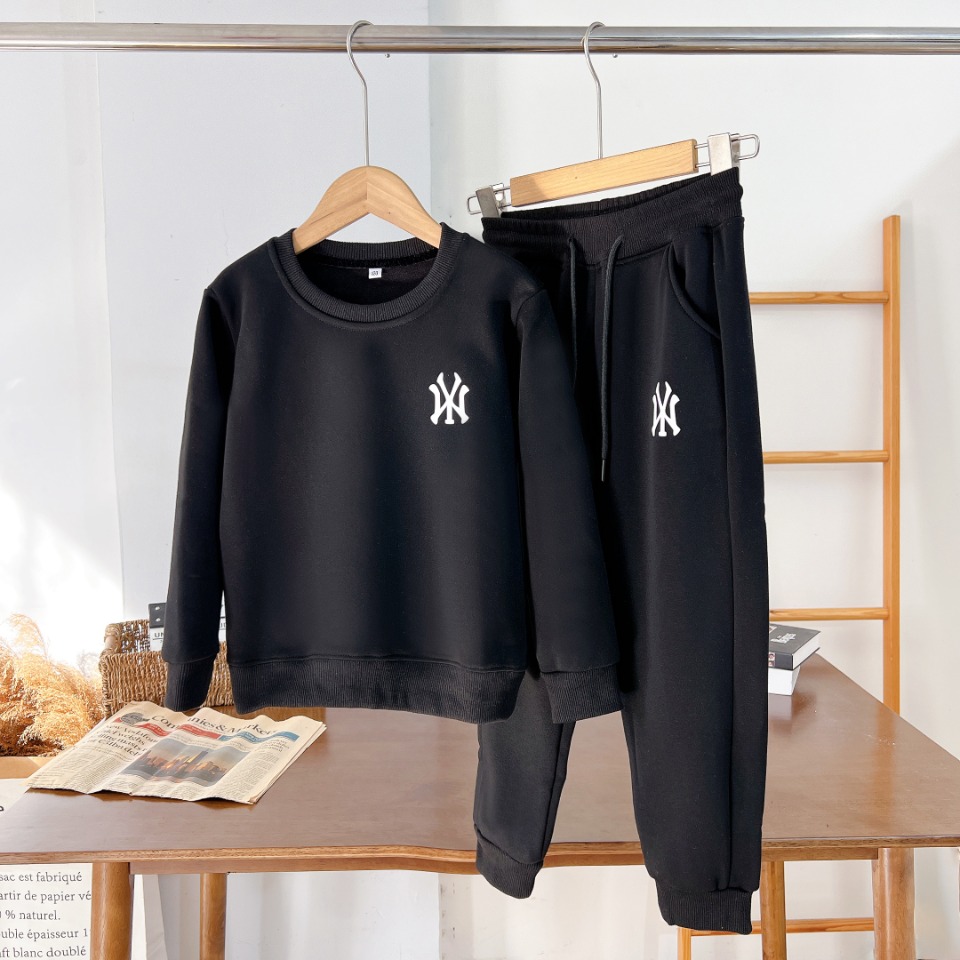 “NY Sports Brand: High-End Winter Suit in White, Black, and Red” - 图片 4