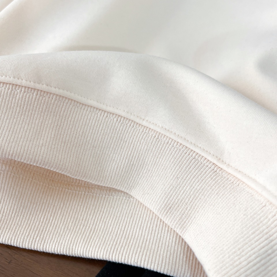 “NY Sports Brand: High-End Winter Suit in White, Black, and Red” - 图片 6