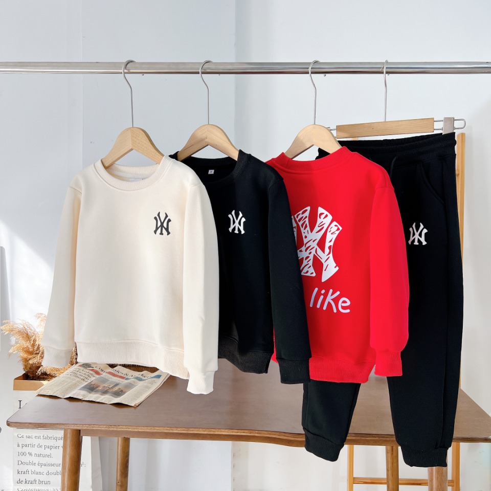 “NY Sports Brand: High-End Winter Suit in White, Black, and Red” - 图片 1