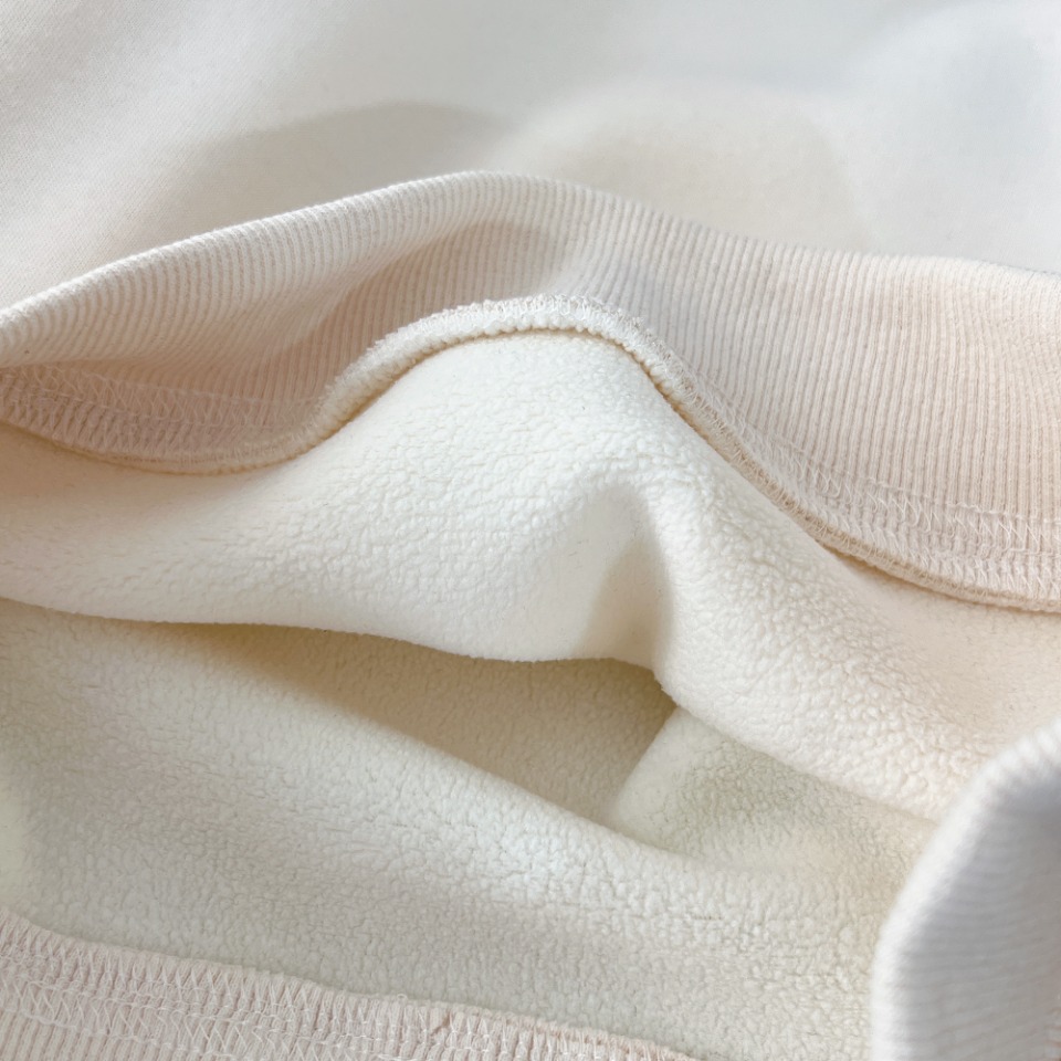 “NY Sports Brand: High-End Winter Suit in White, Black, and Red” - 图片 9