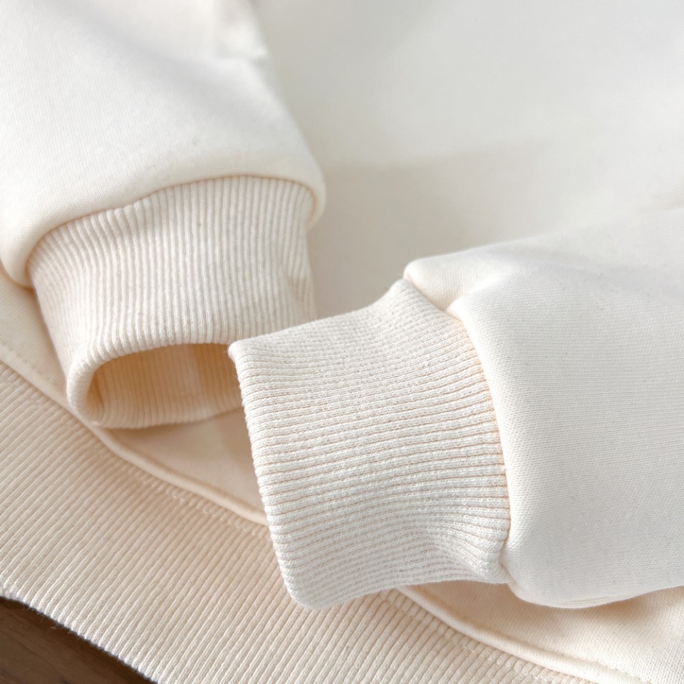 “NY Sports Brand: High-End Winter Suit in White, Black, and Red” - 图片 7