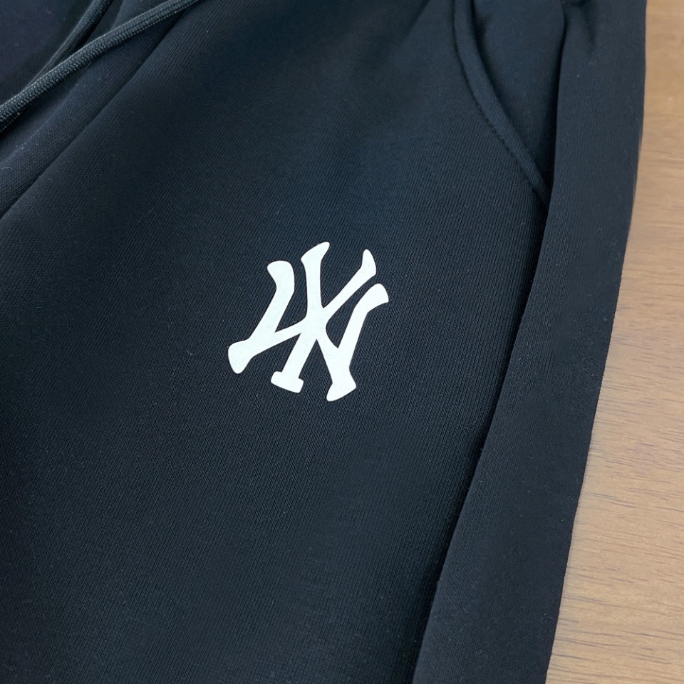 “NY Sports Brand: High-End Winter Suit in White, Black, and Red” - 图片 8