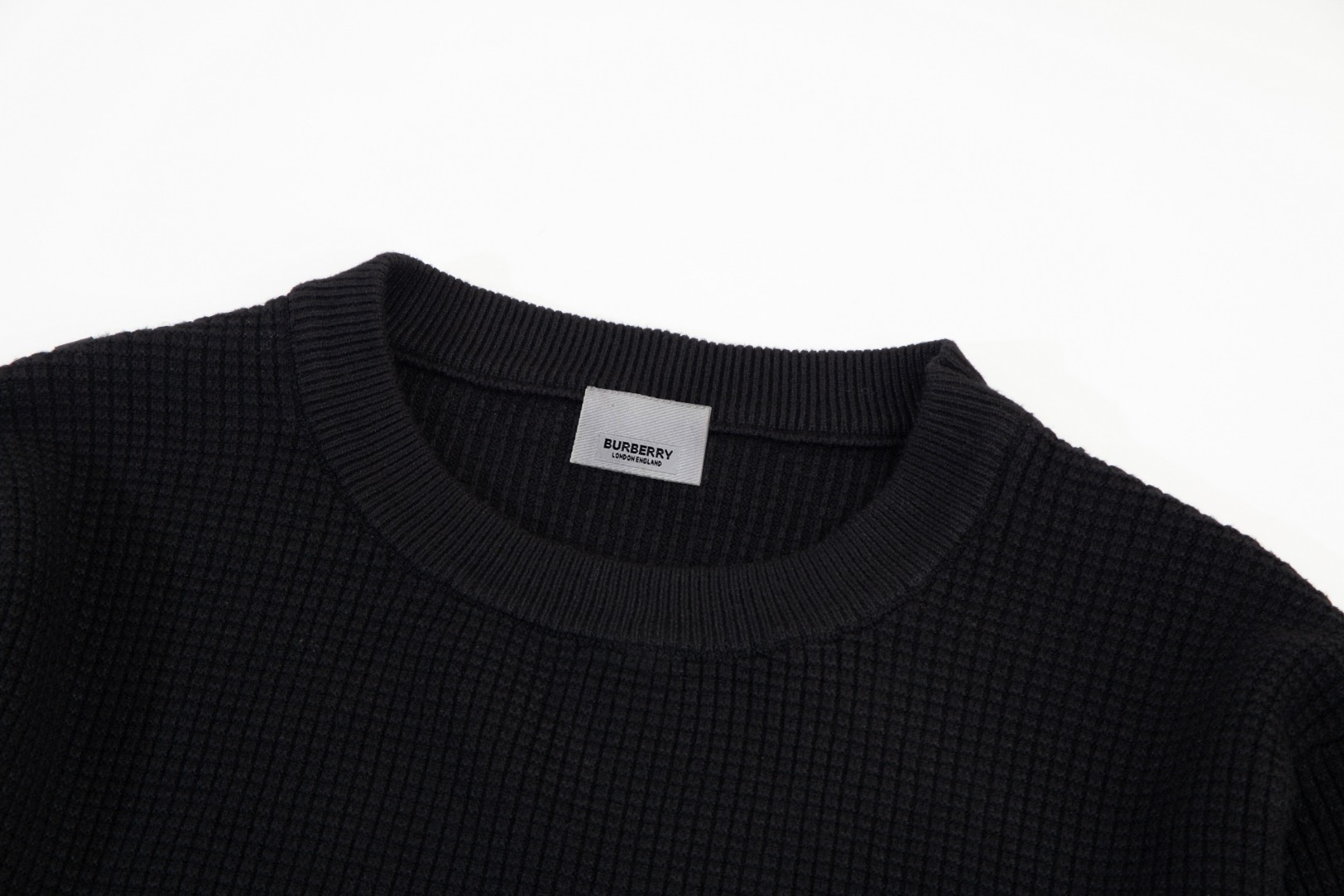 “CJCR Burberry Waffle Sweater: Classic Style for Versatile Outfits in Black and Brown” - 图片 3