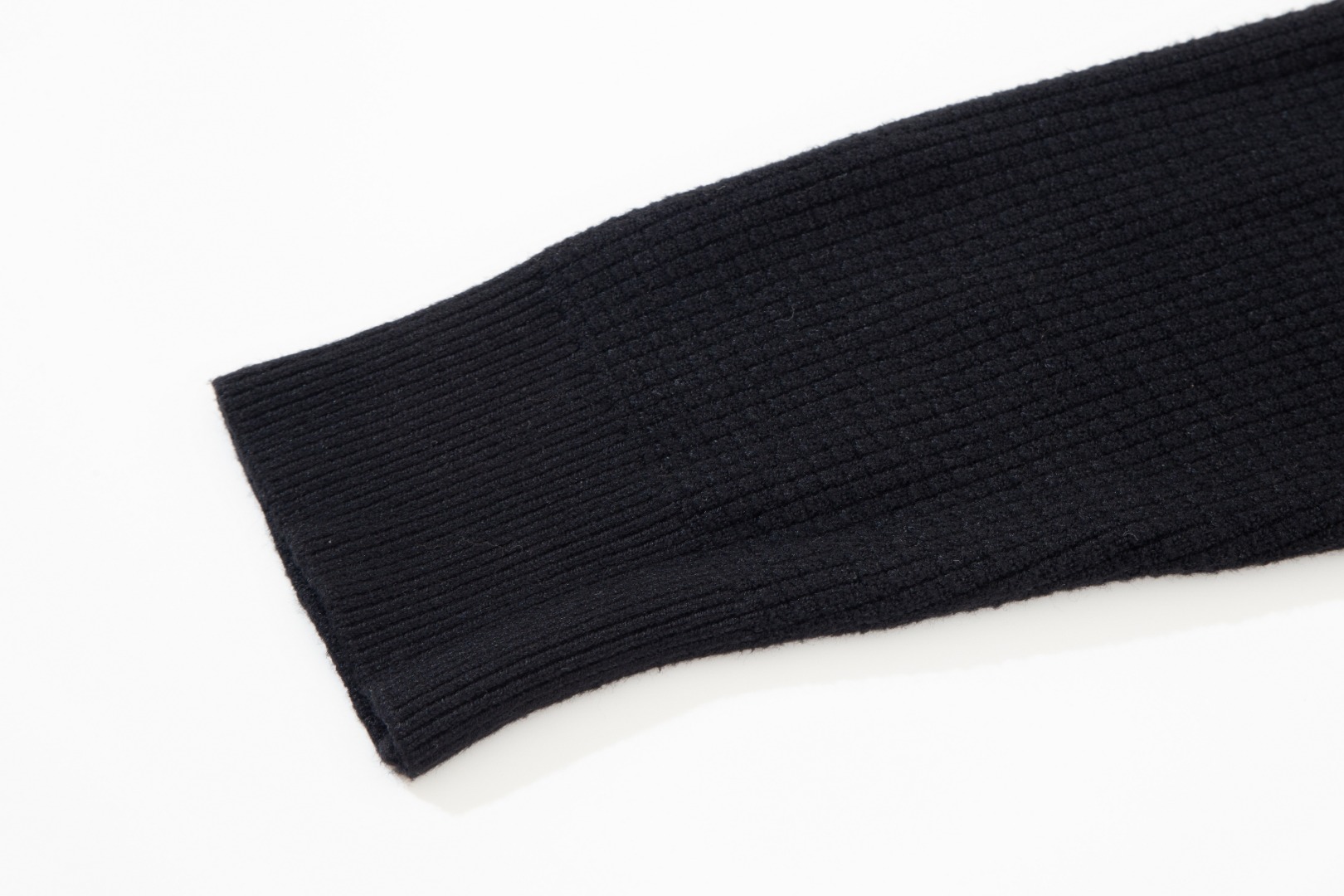 “CJCR Burberry Waffle Sweater: Classic Style for Versatile Outfits in Black and Brown” - 图片 5
