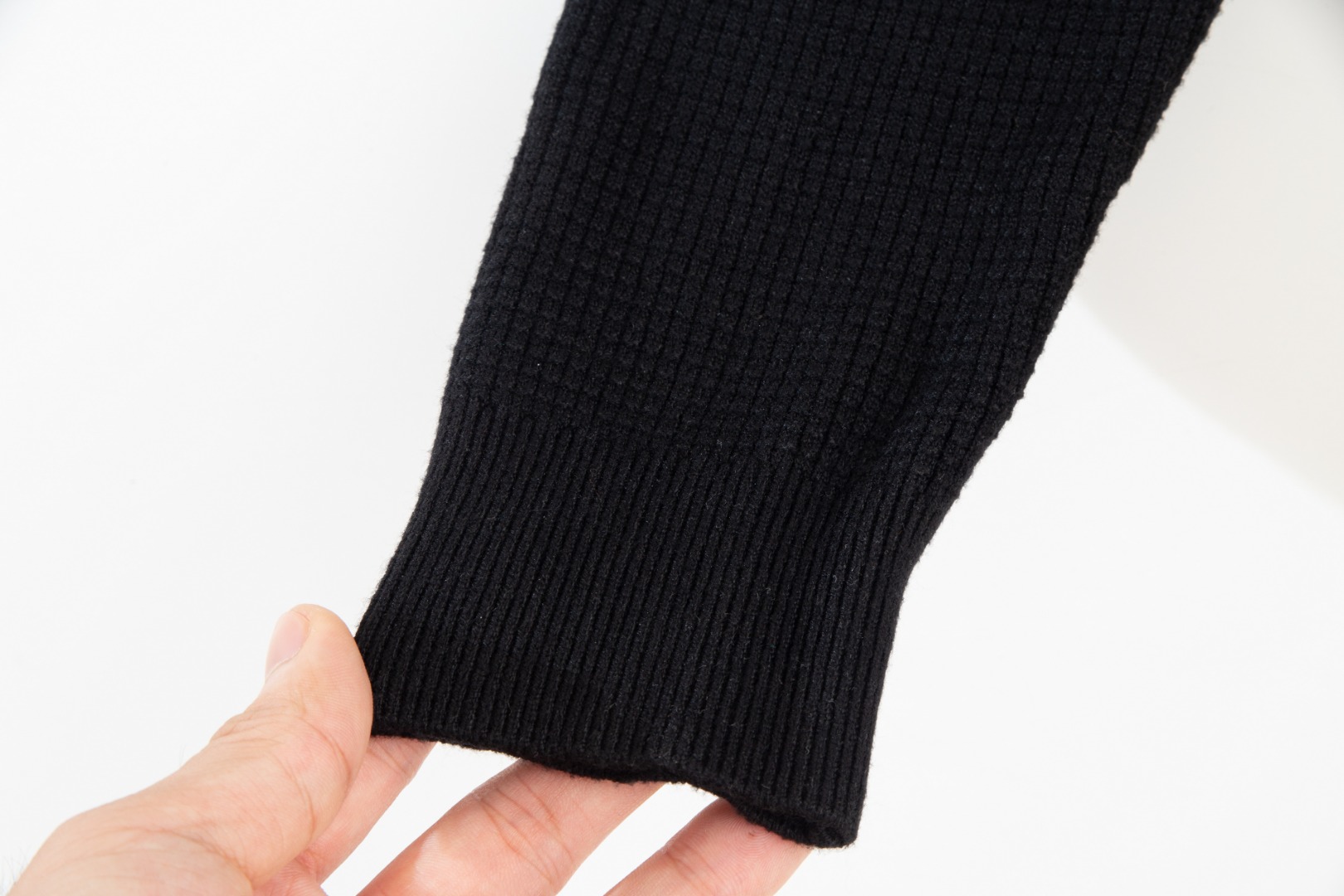 “CJCR Burberry Waffle Sweater: Classic Style for Versatile Outfits in Black and Brown” - 图片 8
