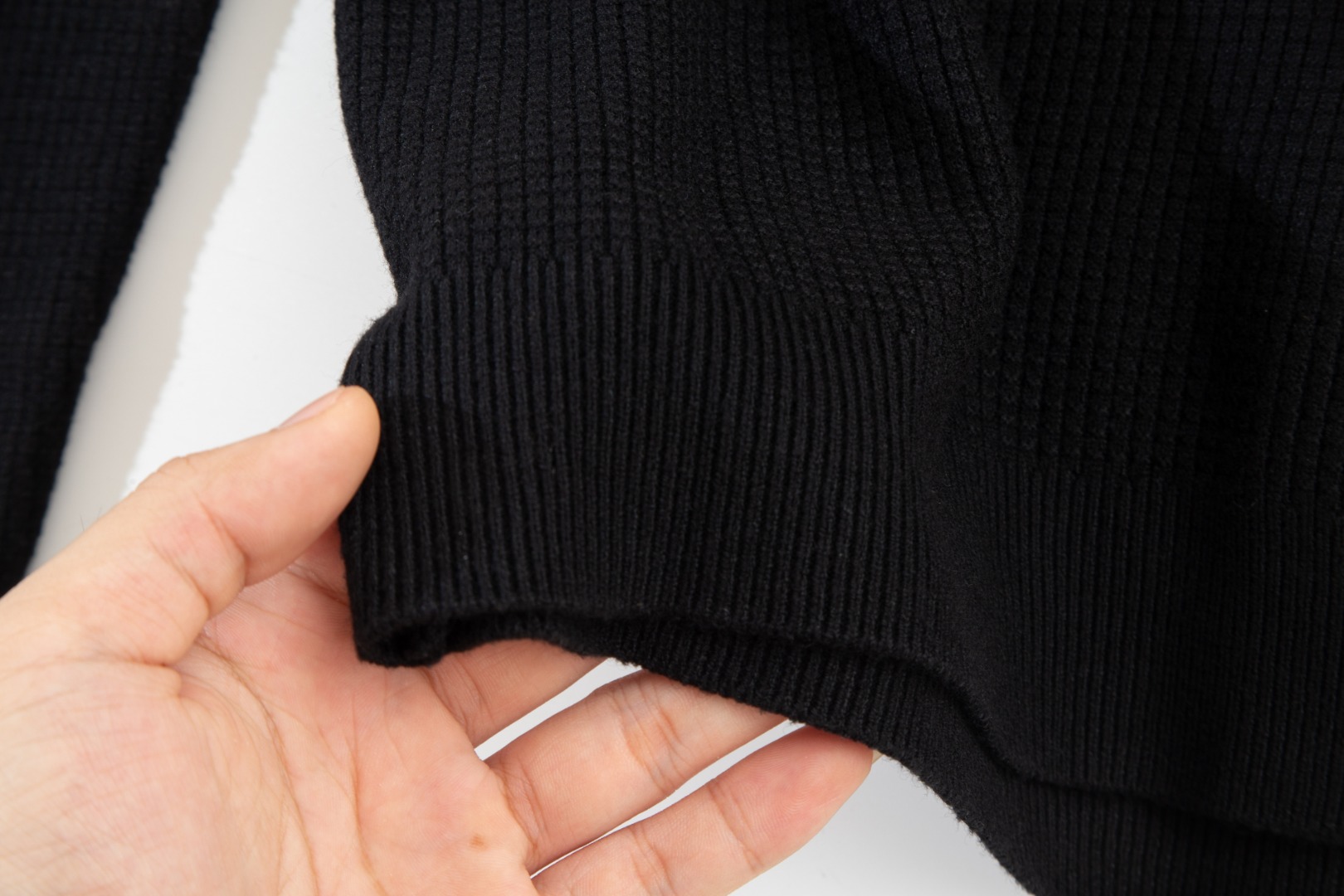 “CJCR Burberry Waffle Sweater: Classic Style for Versatile Outfits in Black and Brown” - 图片 9