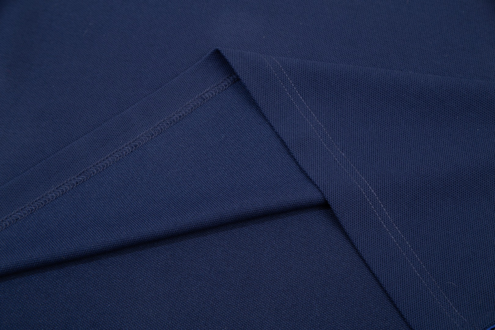 P105 MONCLE*蒙口 
24SS春季官网徽标刺绣翻领长袖Polo衫。

简约而不失精炼风范的T恤.缔造现代优雅造型的最佳单品.渠道精品! 客供Piquet气孔纤维珠地棉面料,堪称“会呼吸的面料”。

无与伦比的质感离不开工艺裁剪的用料考究.工艺针织绗缝设计让手感极为顺滑细腻,无任何粗糙感,原版logo设计更显奢华高贵风范，上身舒适大方上档次，手感非常顺滑柔软，不管商务时尚休闲都可以轻松驾驭，而且年龄跨度非常之大，吻合了潮流实用的穿衣习俗，都市资深时尚人士首选。

黑色/白色/藏兰

Size：M~3XL