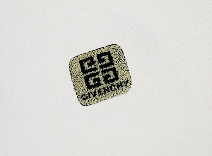 Exclusive Men’s Autumn/Winter Sweaters by CJCR Givenchy: Classic Black & White, Cozy & Stylish Embroidered Designs - 图片 4