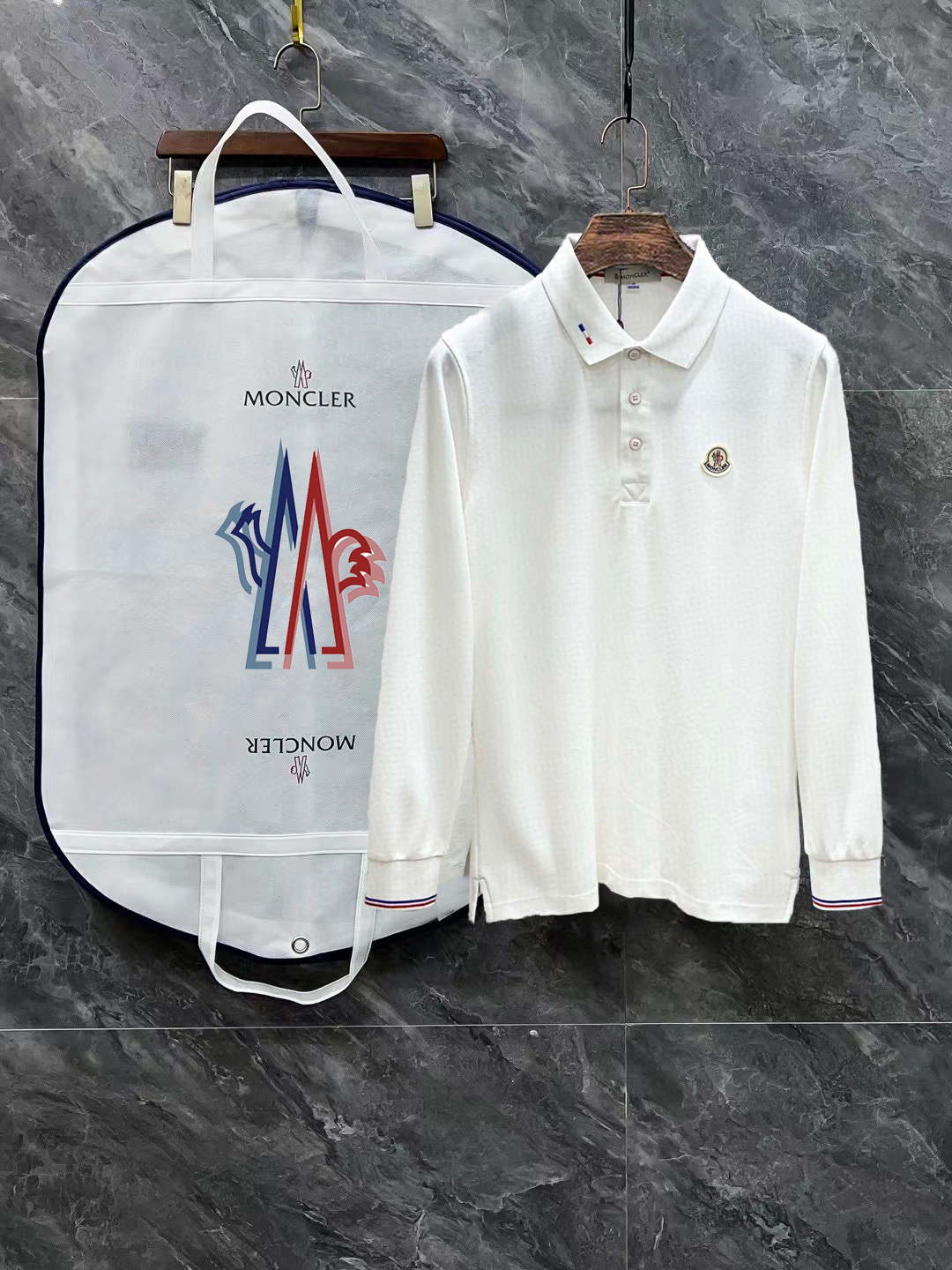 MONCLER/蒙口 24SS官网立体徽标翻领长袖Polo衫。 简约而不失精炼风范的T恤.缔造现代优雅造型的最佳单品.渠道精品! 客供Piquet气孔纤维珠地棉面料,堪称“会呼吸的面料”。 无与伦比的质感离不开工艺裁剪的用料考究.工艺针织…