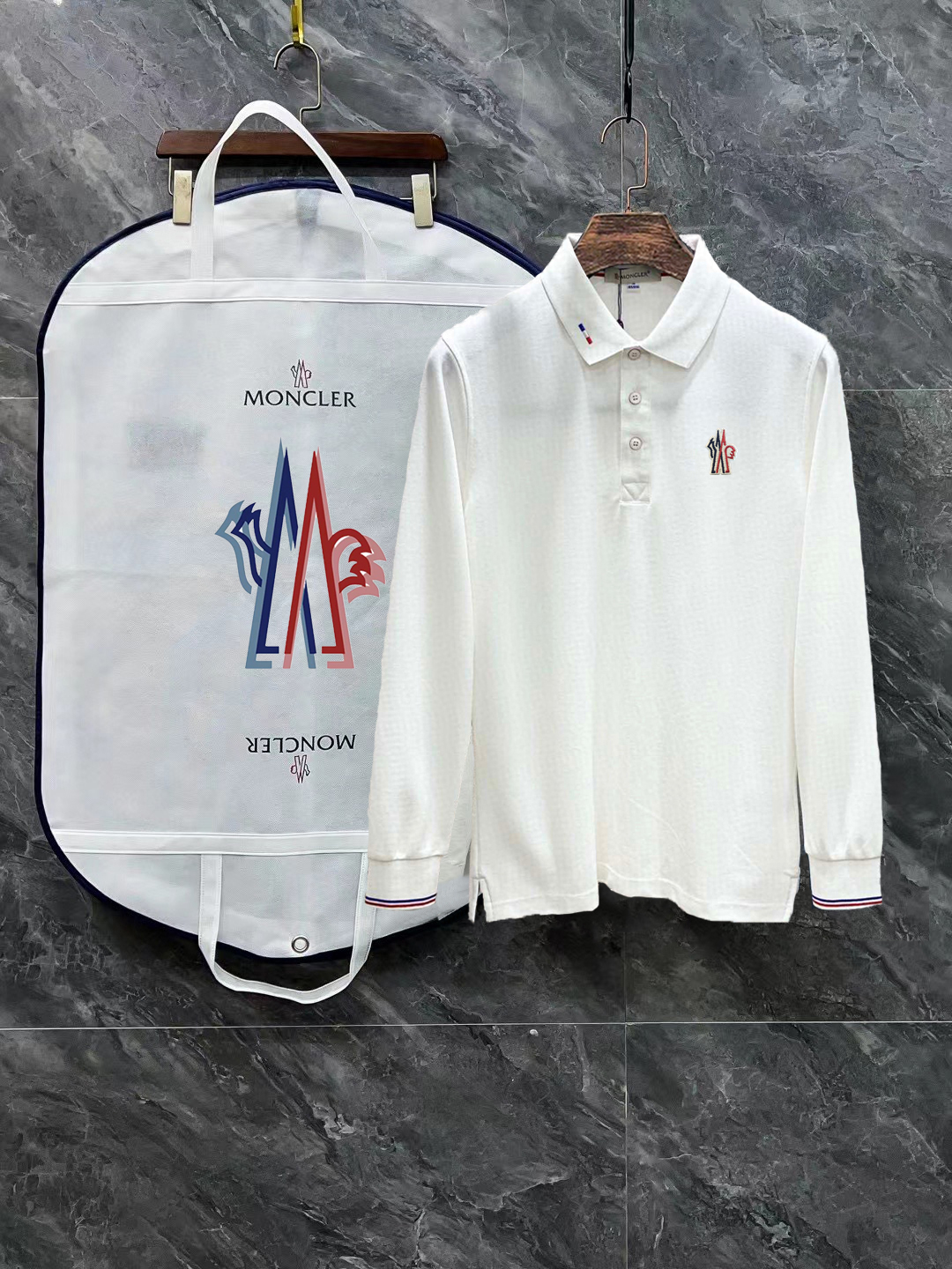 MONCLER/蒙口 24SS春季官网立体徽标翻领长袖Polo衫。 简约而不失精炼风范的T恤.缔造现代优雅造型的最佳单品.渠道精品! 客供Piquet气孔纤维珠地棉面料,堪称“会呼吸的面料”。 无与伦比的质感离不开工艺裁剪的用料考究.工艺…
