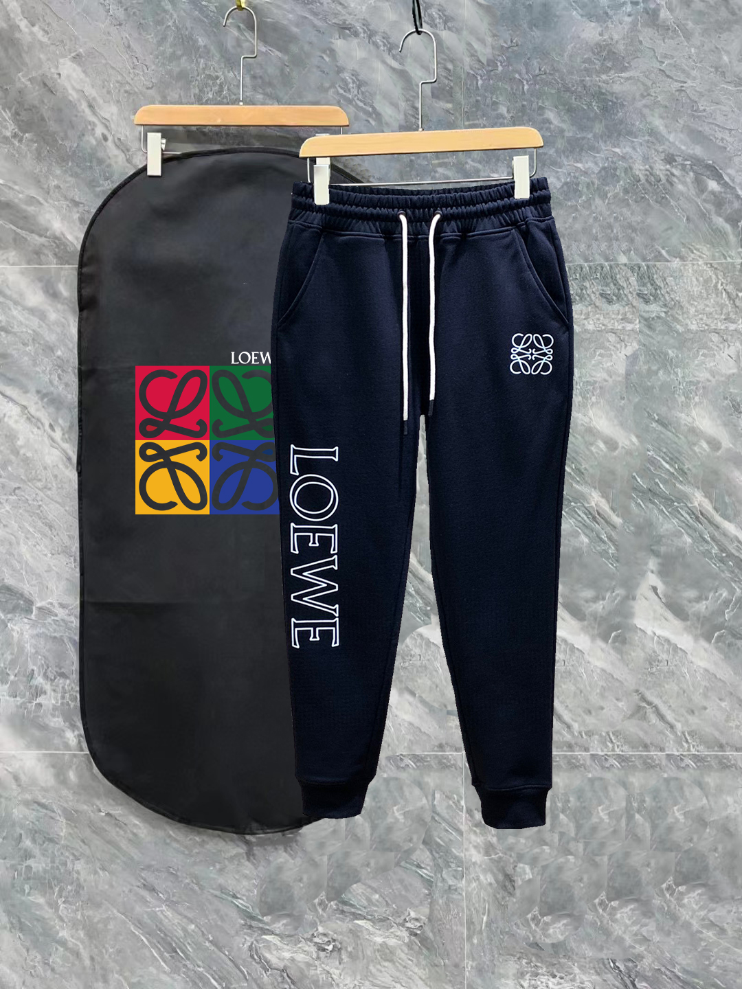 🅿️155 Loewe 罗意威24SS Desfile de otoño/invierno, pantalones deportivos con líneas ajustadas, estampado exquisi…