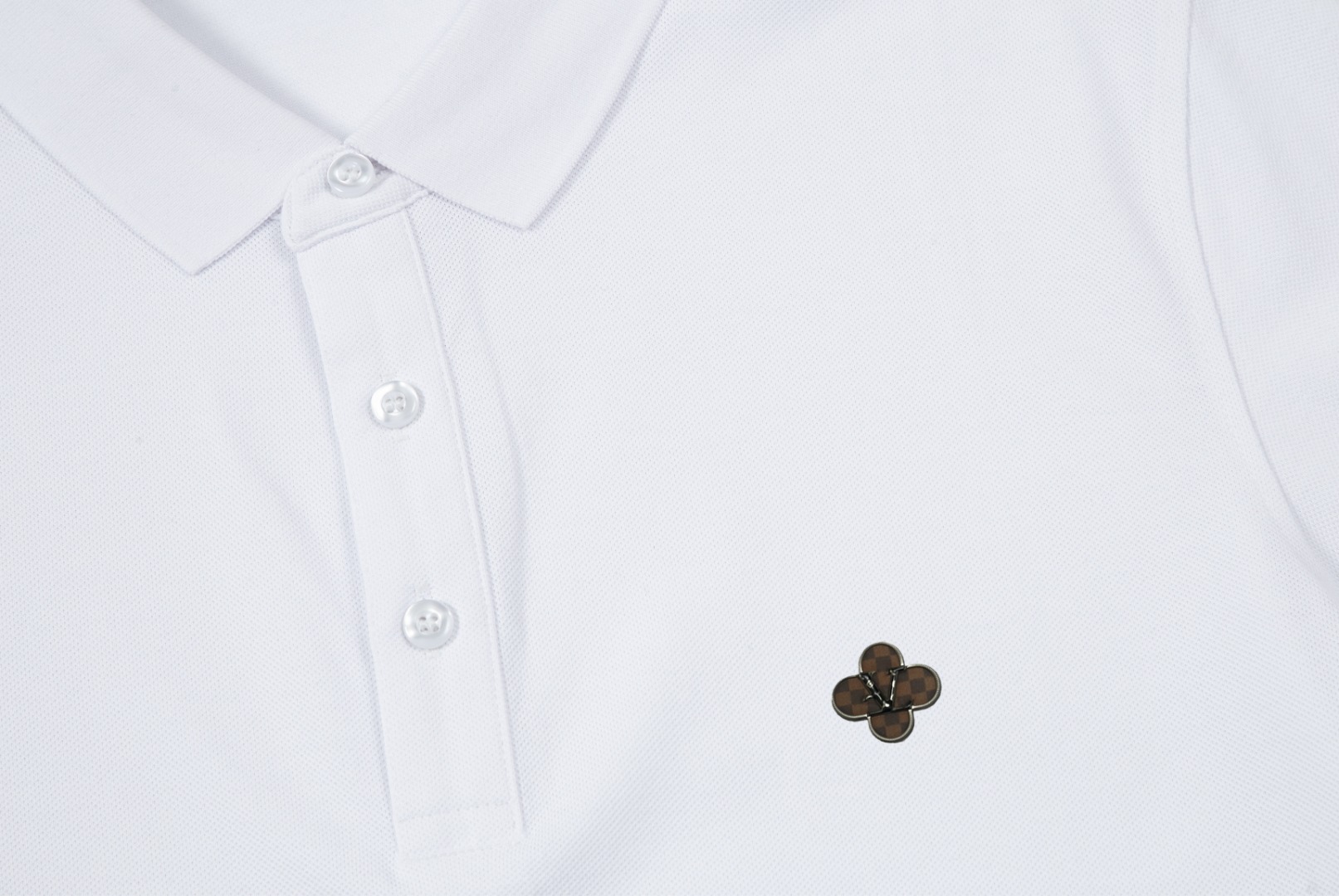 Louis Vuitton Logo Polo: 1980s-inspired Upgrade with Custom Fabric and Comfort. - 图片 6