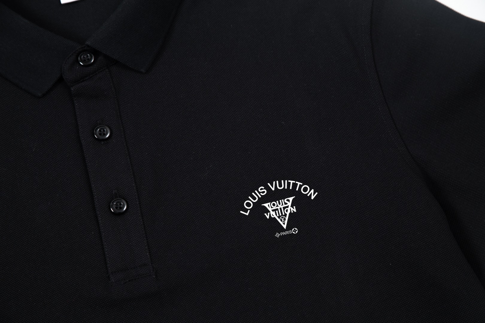 Louis Vuitton Logo Polo: 1980s Inspired Upgrade with Custom Fabric and Comfort. - 图片 6