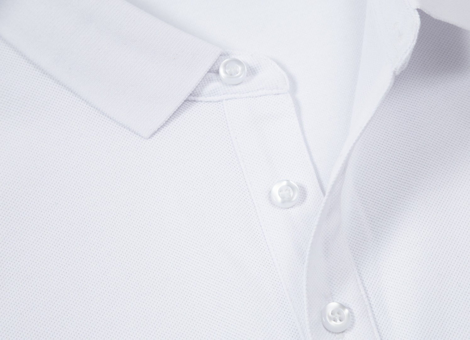Louis Vuitton Logo Polo: 1980s-inspired Upgrade with Custom Fabric and Comfort. - 图片 7