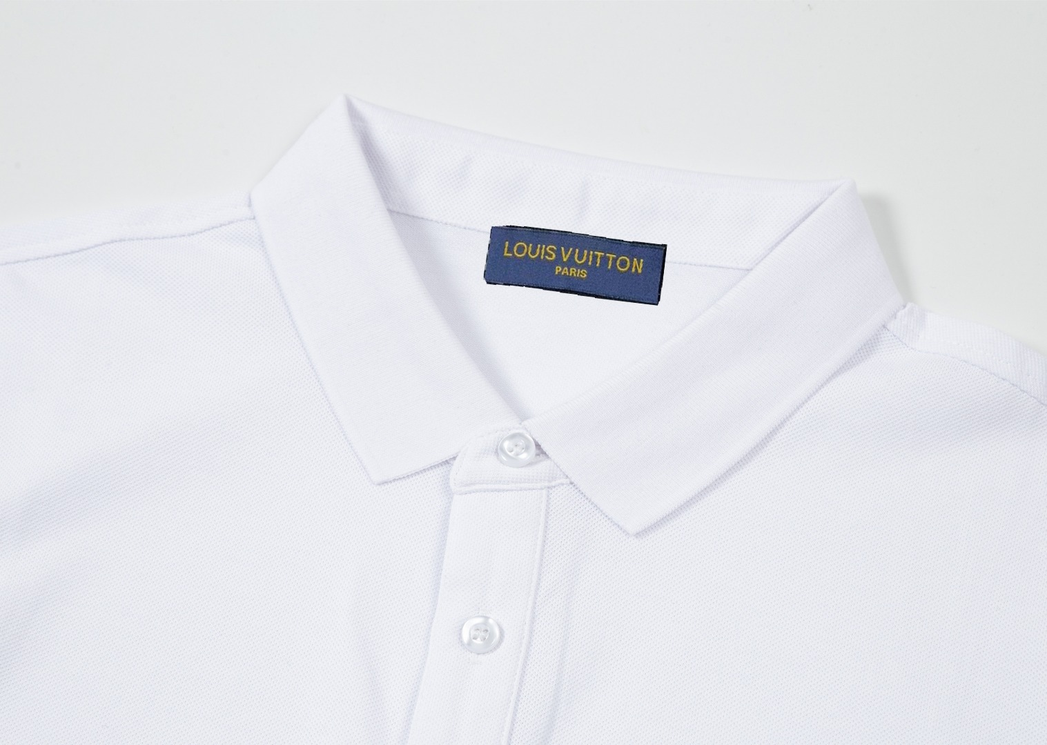 Louis Vuitton Logo Polo: 1980s-inspired Upgrade with Custom Fabric and Comfort. - 图片 5