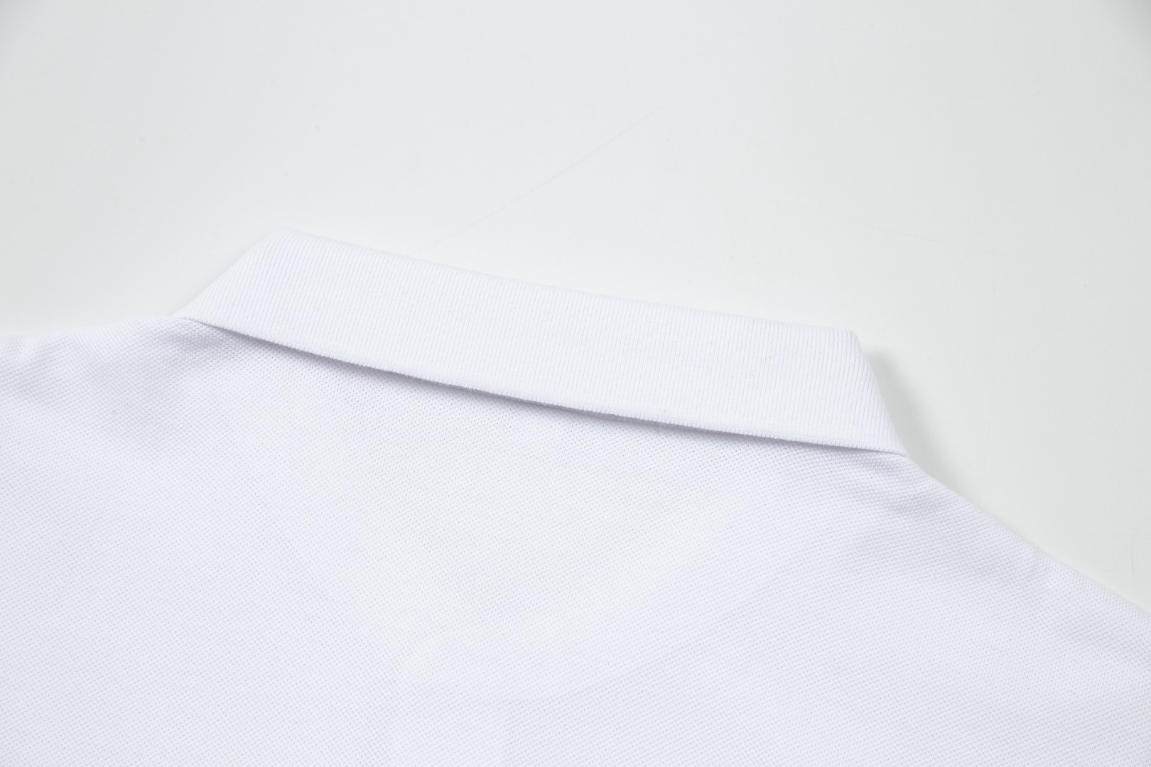 Louis Vuitton Logo Polo: 1980s-inspired Upgrade with Custom Fabric and Comfort. - 图片 9