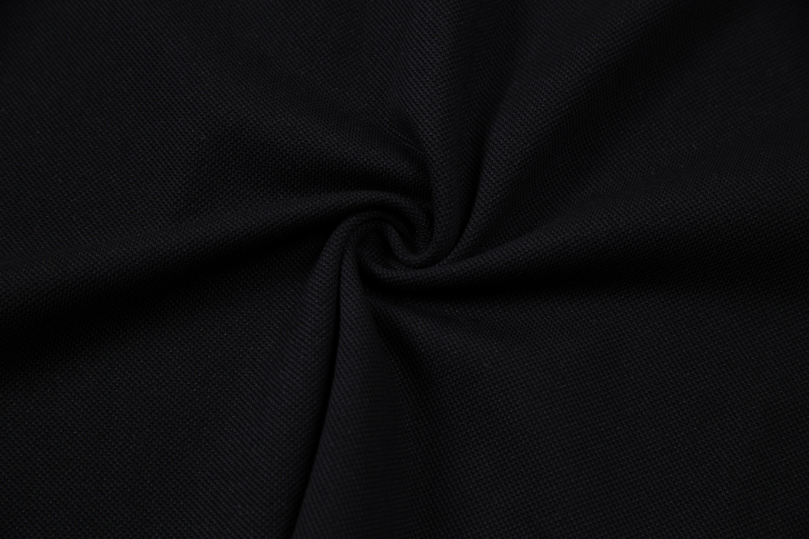 Louis Vuitton Logo Polo: 1980s Inspired Upgrade with Custom Fabric and Comfort. - 图片 8