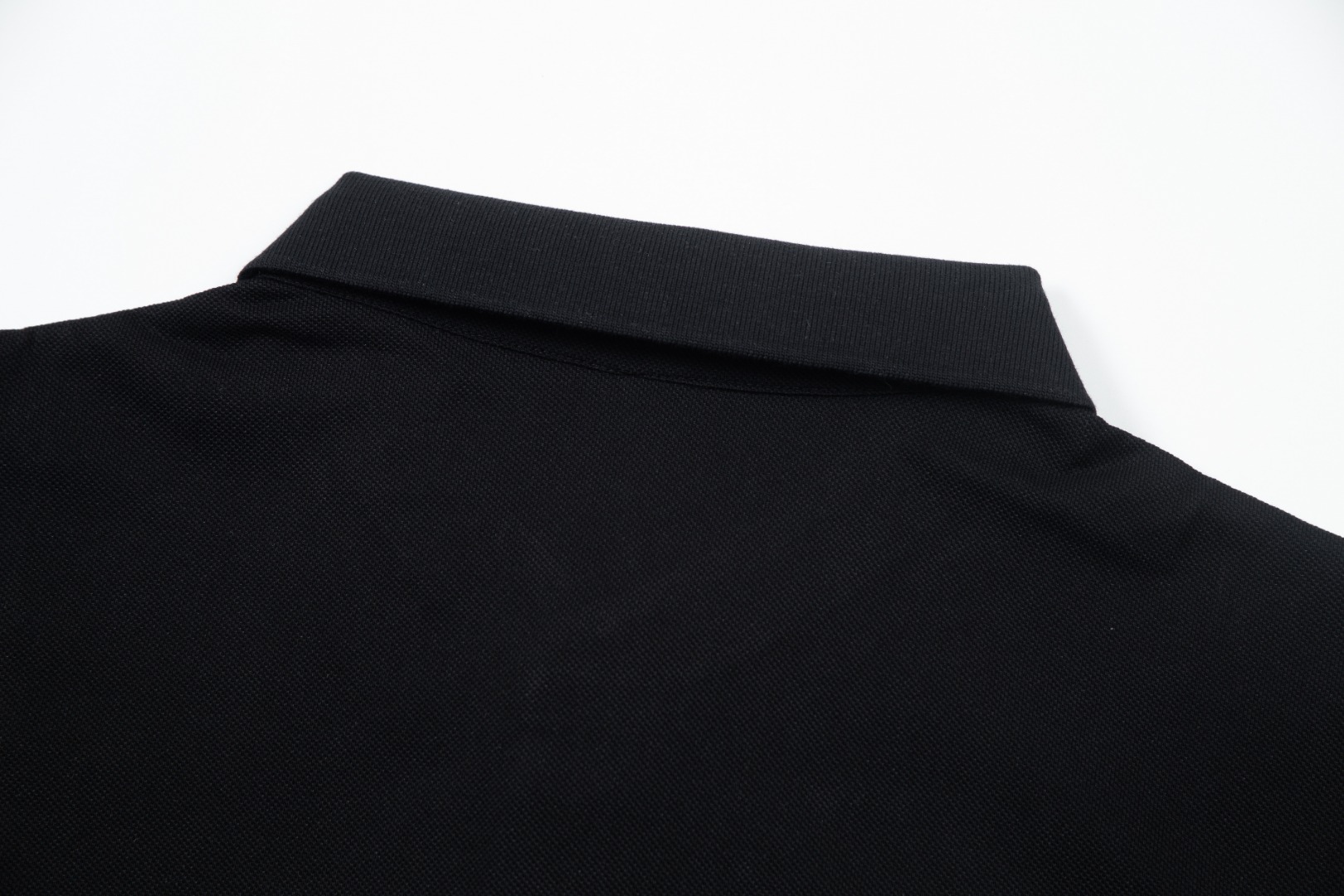 Louis Vuitton Logo Polo: 1980s Inspired Upgrade with Custom Fabric and Comfort. - 图片 9