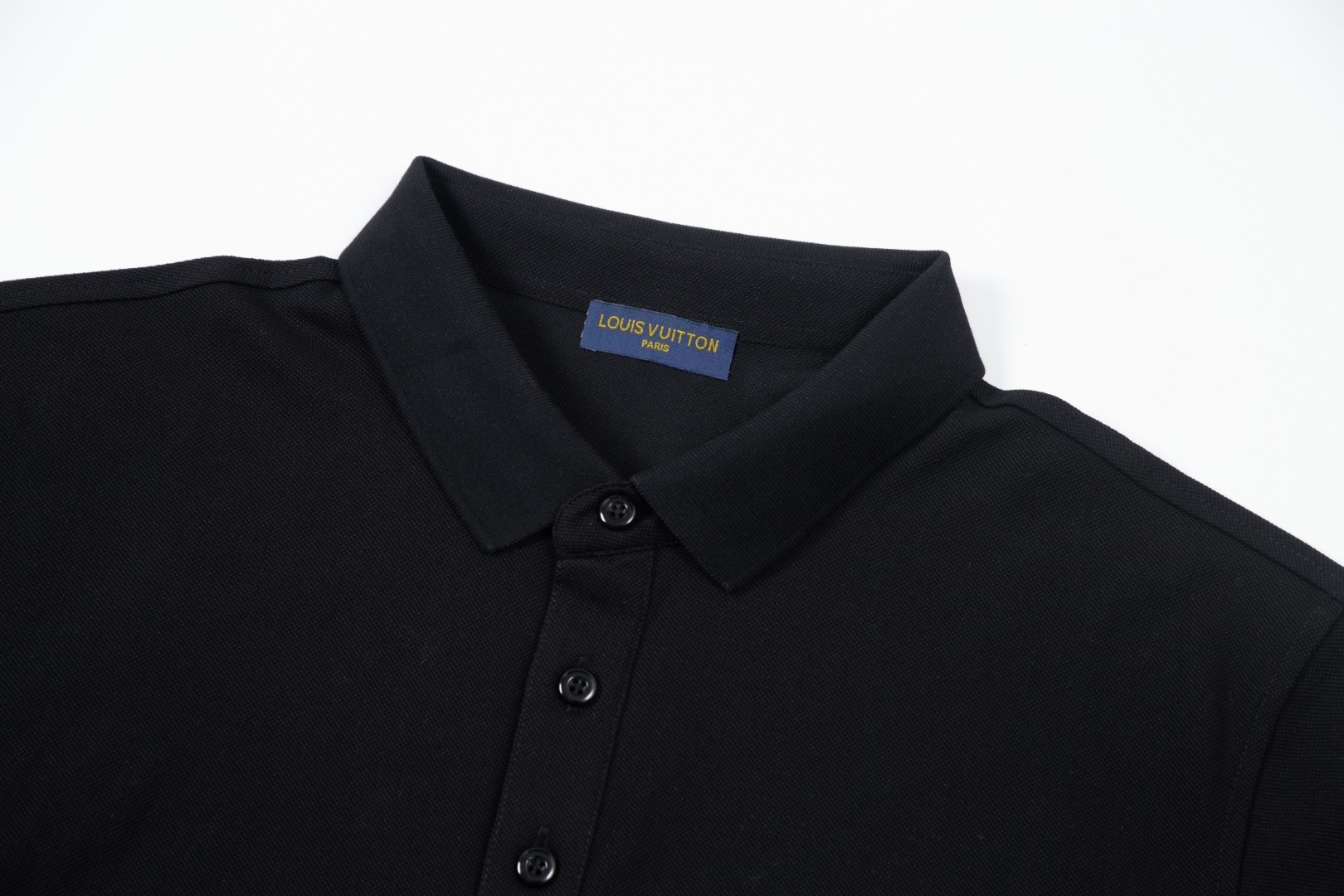 Louis Vuitton Logo Polo: 1980s-inspired Upgrade with Custom Fabric in Synchronized Spring and Summer Collection - 图片 6