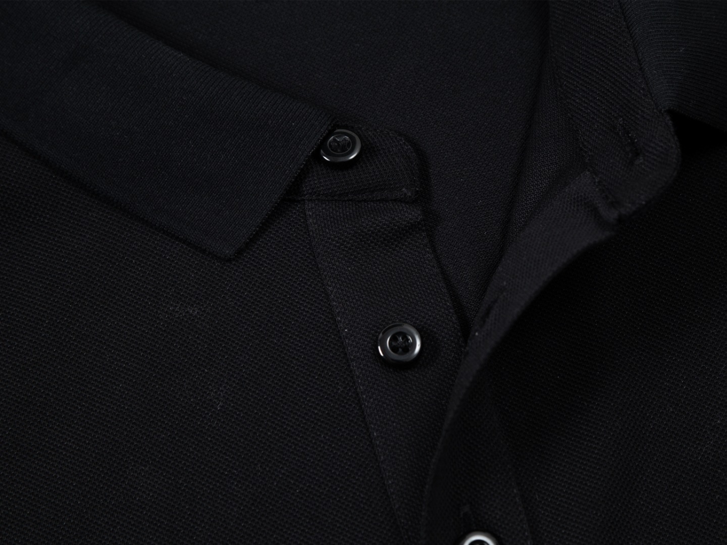 Louis Vuitton Logo Polo: 1980s-inspired Upgrade with Custom Fabric in Synchronized Spring and Summer Collection - 图片 8