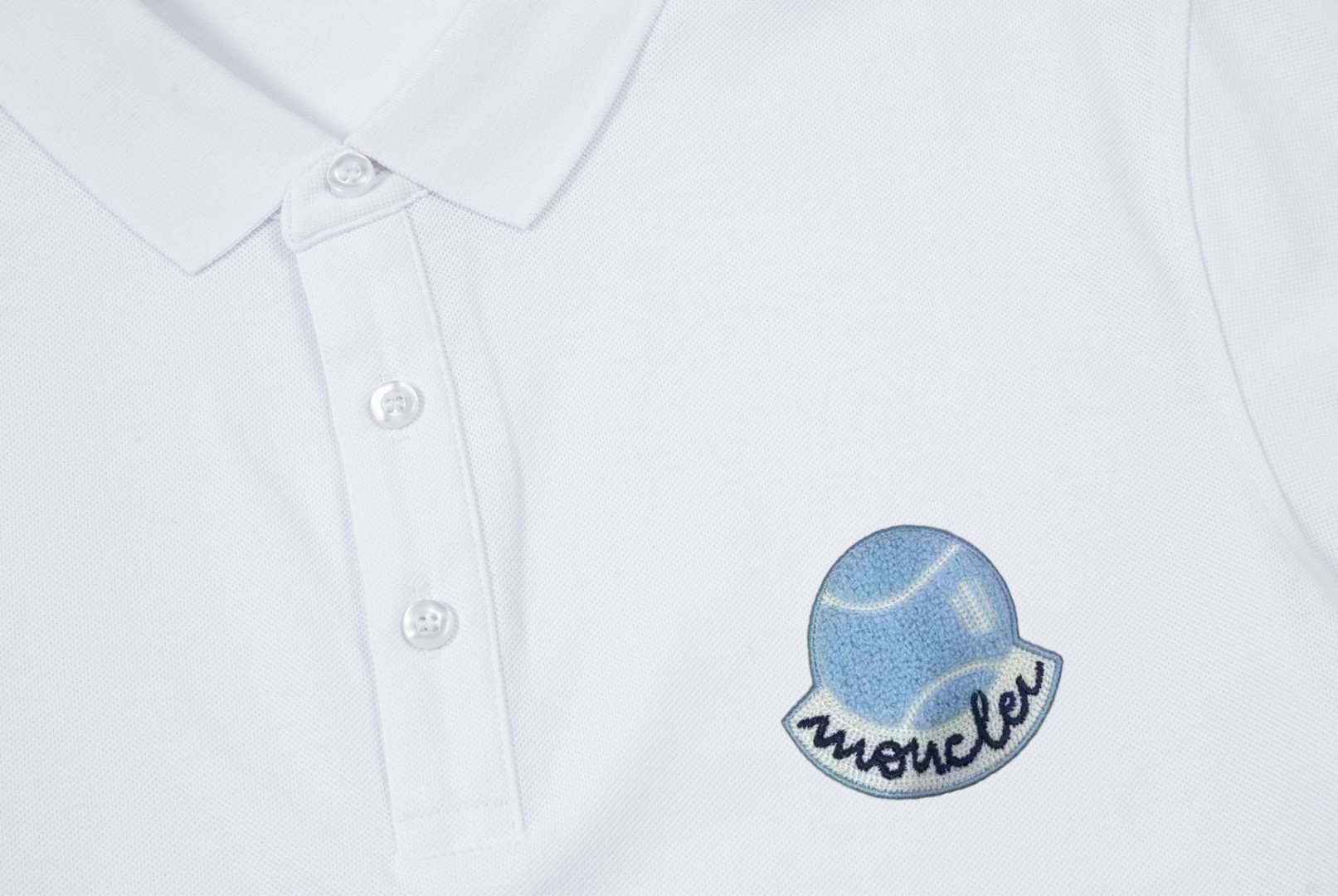 “Moncler Logo Polo: 1980s-Inspired Upgrade in Original Fabric, Custom Dyed Comfort” - 图片 7