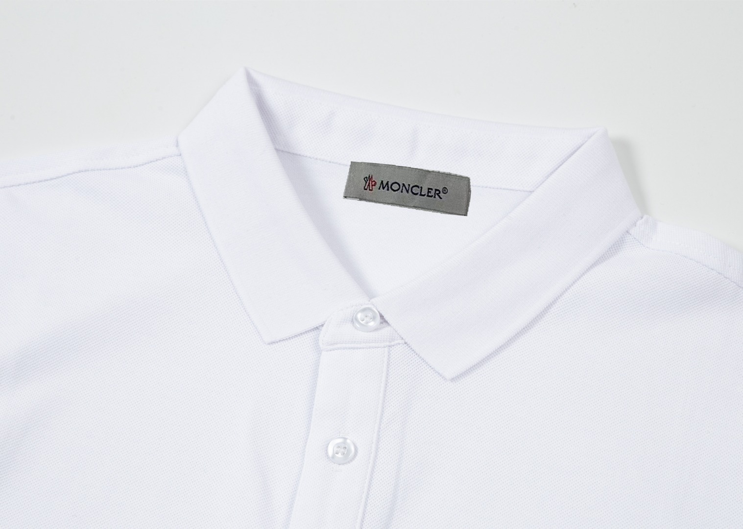 “Moncler Logo Polo: 1980s-Inspired Upgrade in Original Fabric, Custom Dyed Comfort” - 图片 6