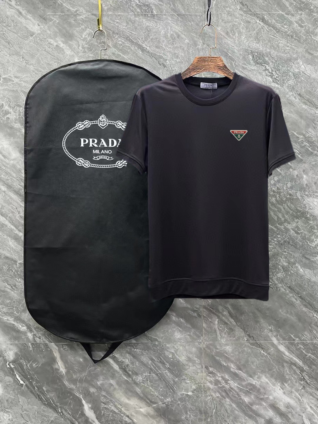 P105 PRADA# Camiseta de manga corta con top counter de primavera y verano (completa con 3 etiquetas). Está confeccionad…