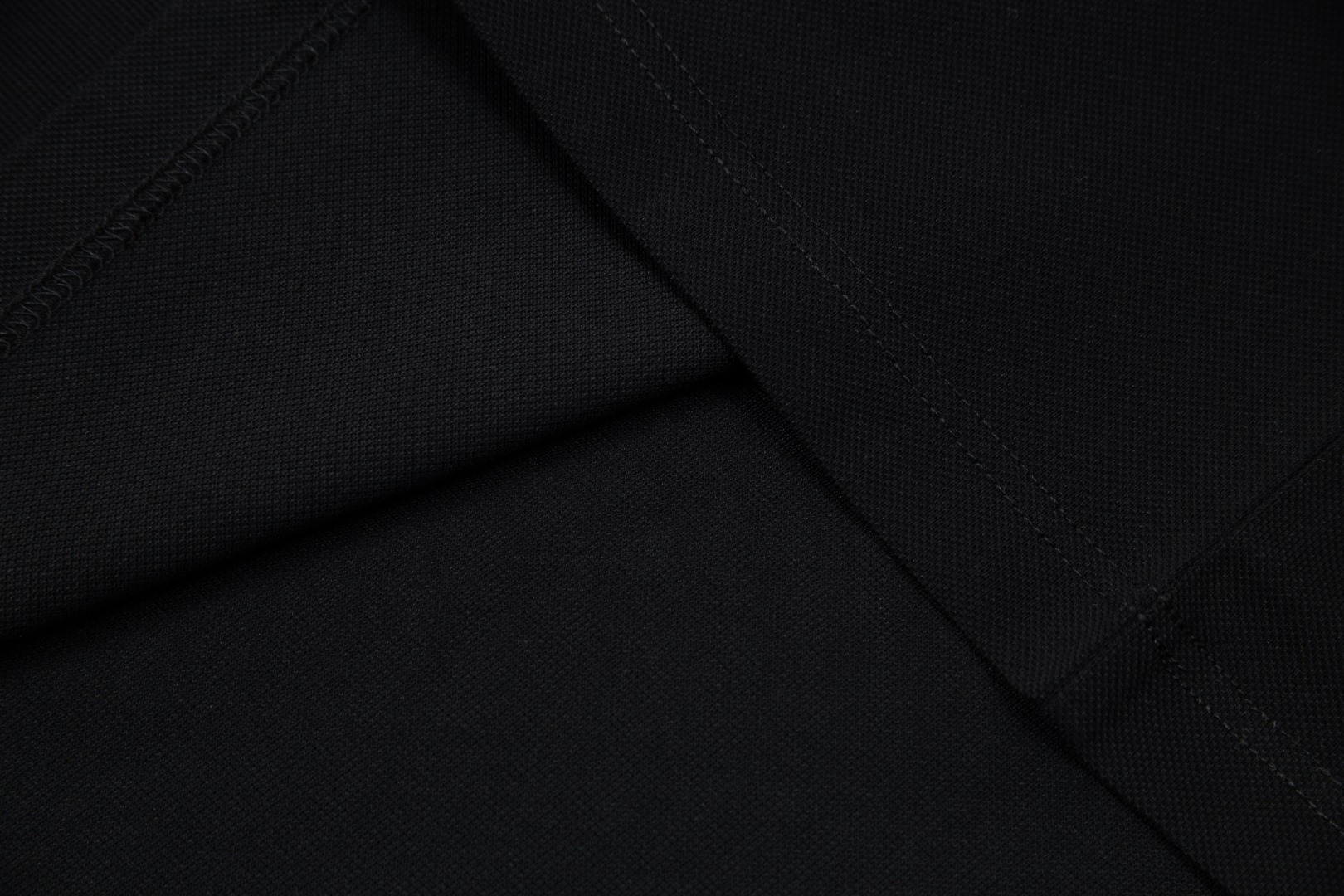 P100 (三标齐全)
-BBR 巴宝莉专柜同步上新 精美条纹徽标翻领POLO衫
-采用原版ZP一致定制索罗娜双珠地面料 螺纹同缸定染零色差 独家品质区别通货 欢迎对比
-颜色：白色 黑色
-码数：M L XL XXL XXXL