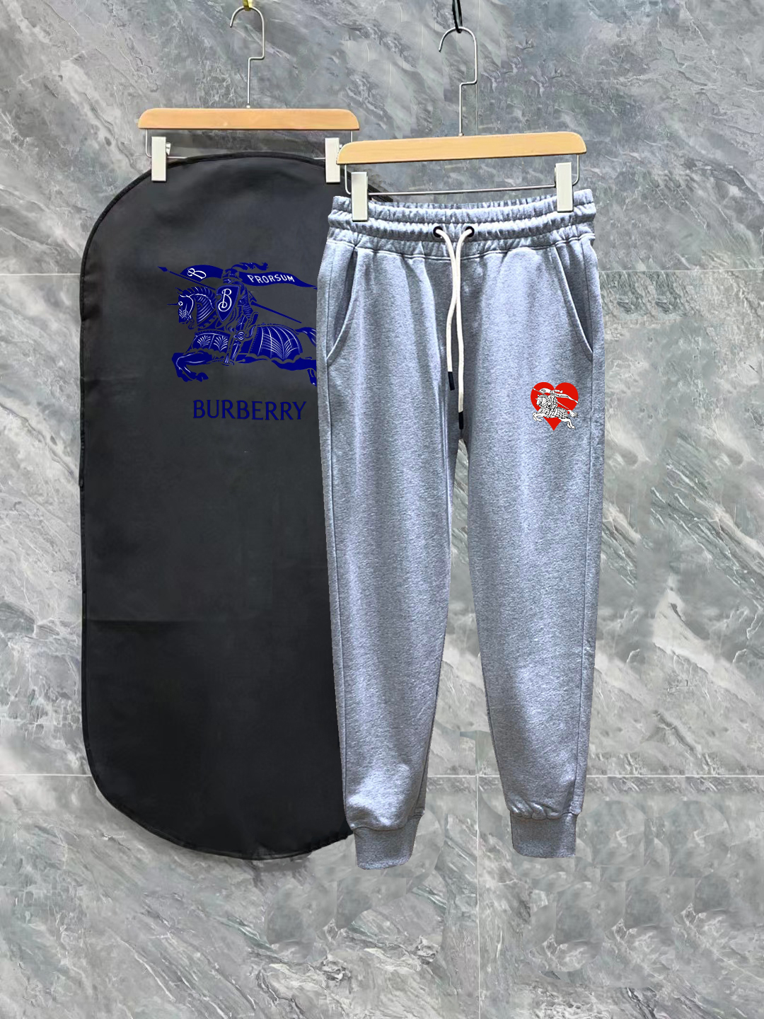 ✨BBR Burberry, SS colección de primavera-verano, pantalones deportivos ajustados con logo impreso de líneas finas. Expo…