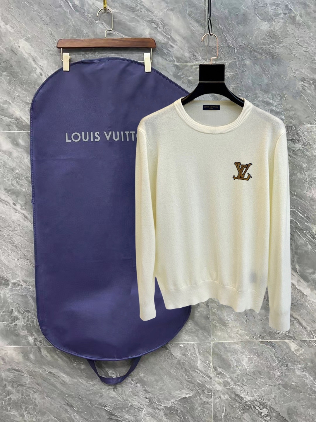Louis Vuitton High-End Logo Sweater for Fall and Winter Fashion - 图片 3