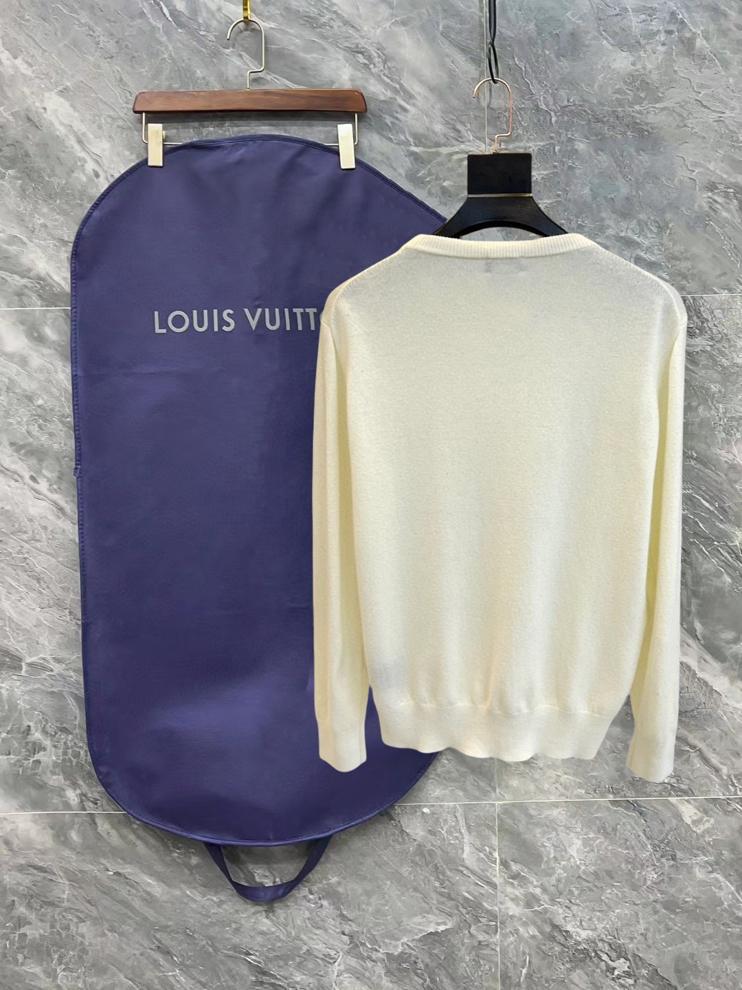 Louis Vuitton High-End Logo Sweater for Fall and Winter Fashion - 图片 4
