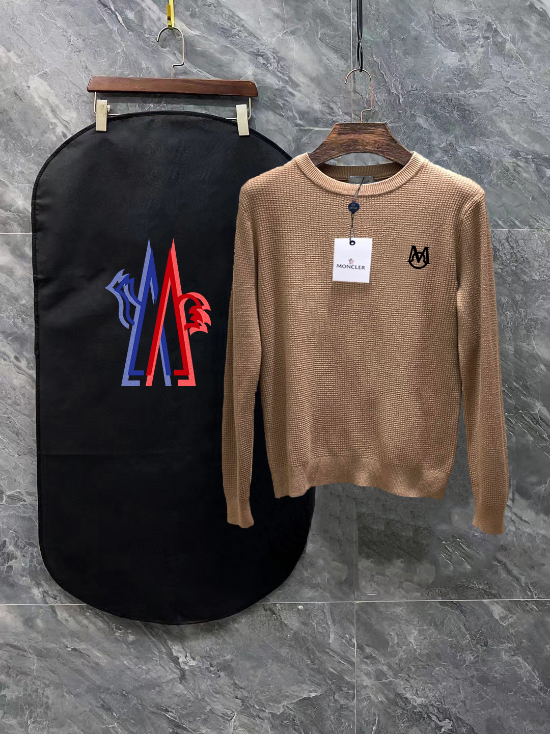 Moncler 蒙口3标齐全 经典标志华夫格毛衣 经典基础风格 年年都穿的经典款必须选择品质⚠️全部对色定染含羊毛的棉纱线，柔软亲肤，双层针织，手感无敌好，拿到手里就能感受出它的质感❗️❗️随便一件就能出门很万能，盛装出席搭大衣穿着它上班…