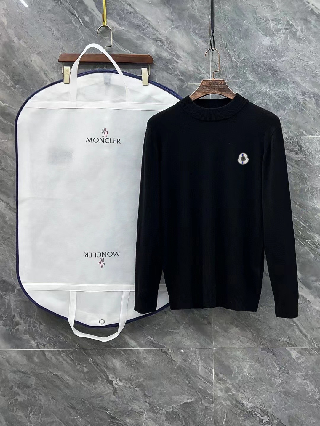 Moncler 蒙口3标齐全 徽标半高领毛衣 精品羊毛混纺毛衫 男女款高端定制臻品系列 隶属品牌高端主线 专利顶级纱线混纺 以创新来阐释常规款式 面料的配置更是颠覆常往 细节可圈可点 24秋冬季最值得期待的一款毛衣 满满的高级感 品牌指定…