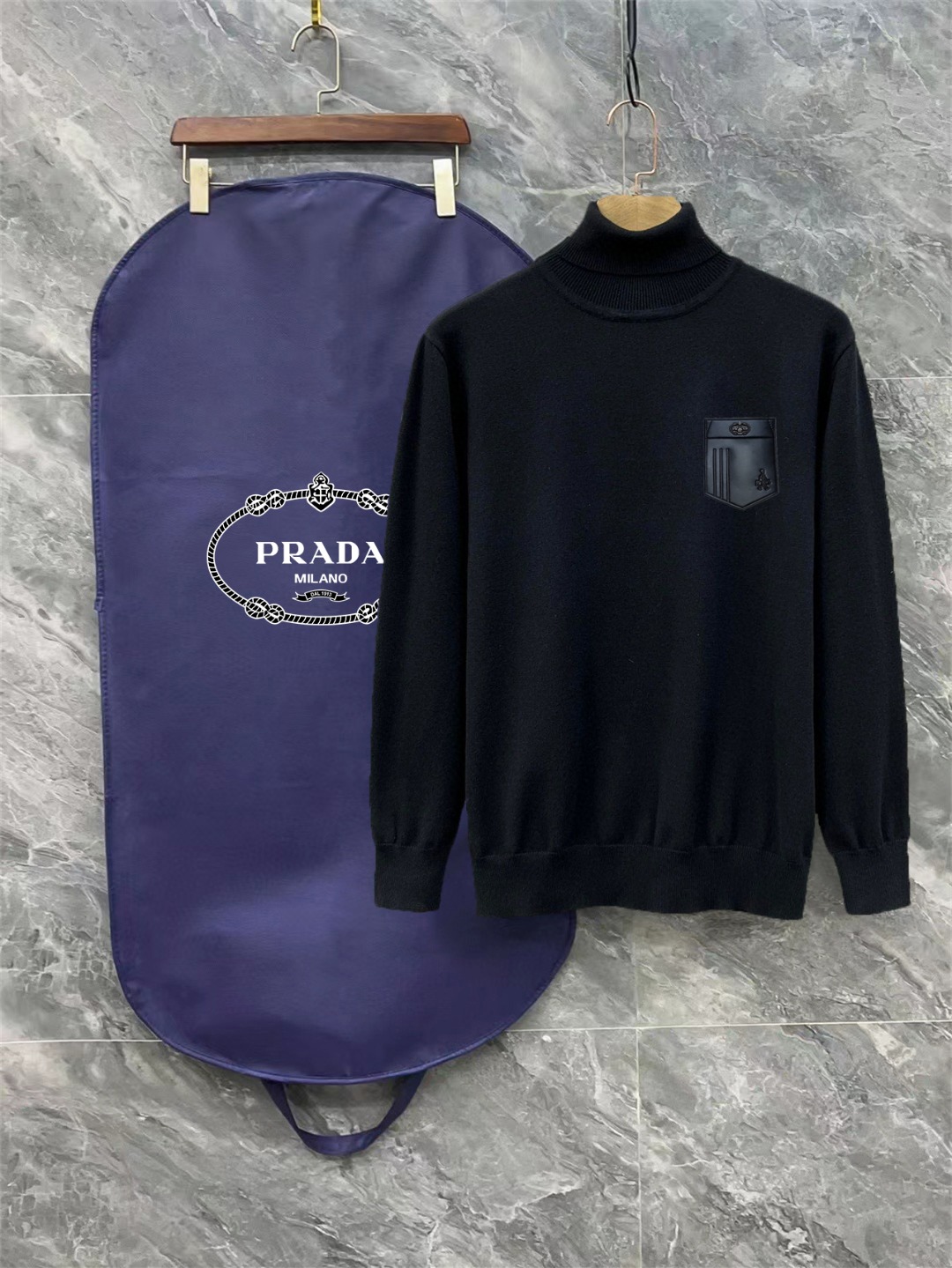 PARDA Prada tiene los 3 estándares. Jersey de cuello alto. Jersey en mezcla de lana fina. Colección personalizada de al…