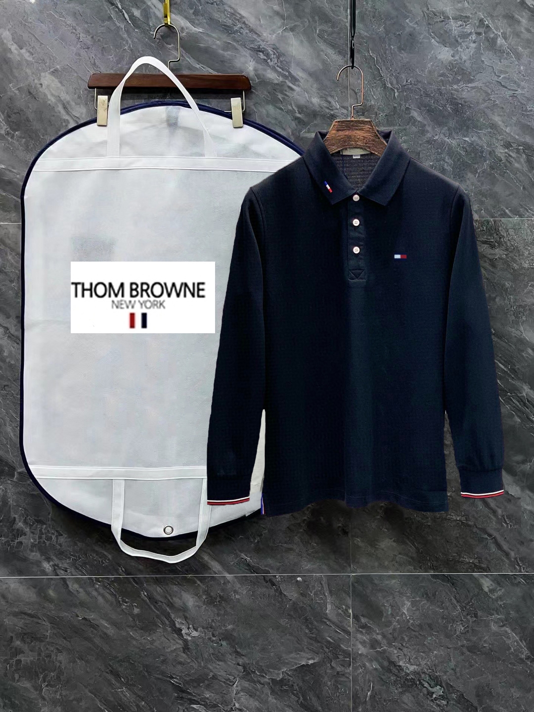 Polo de manga larga con cuello y logo tridimensional TB/Thom Browne 24SS primavera. Sencillo pero elegante, la mejor pr…
