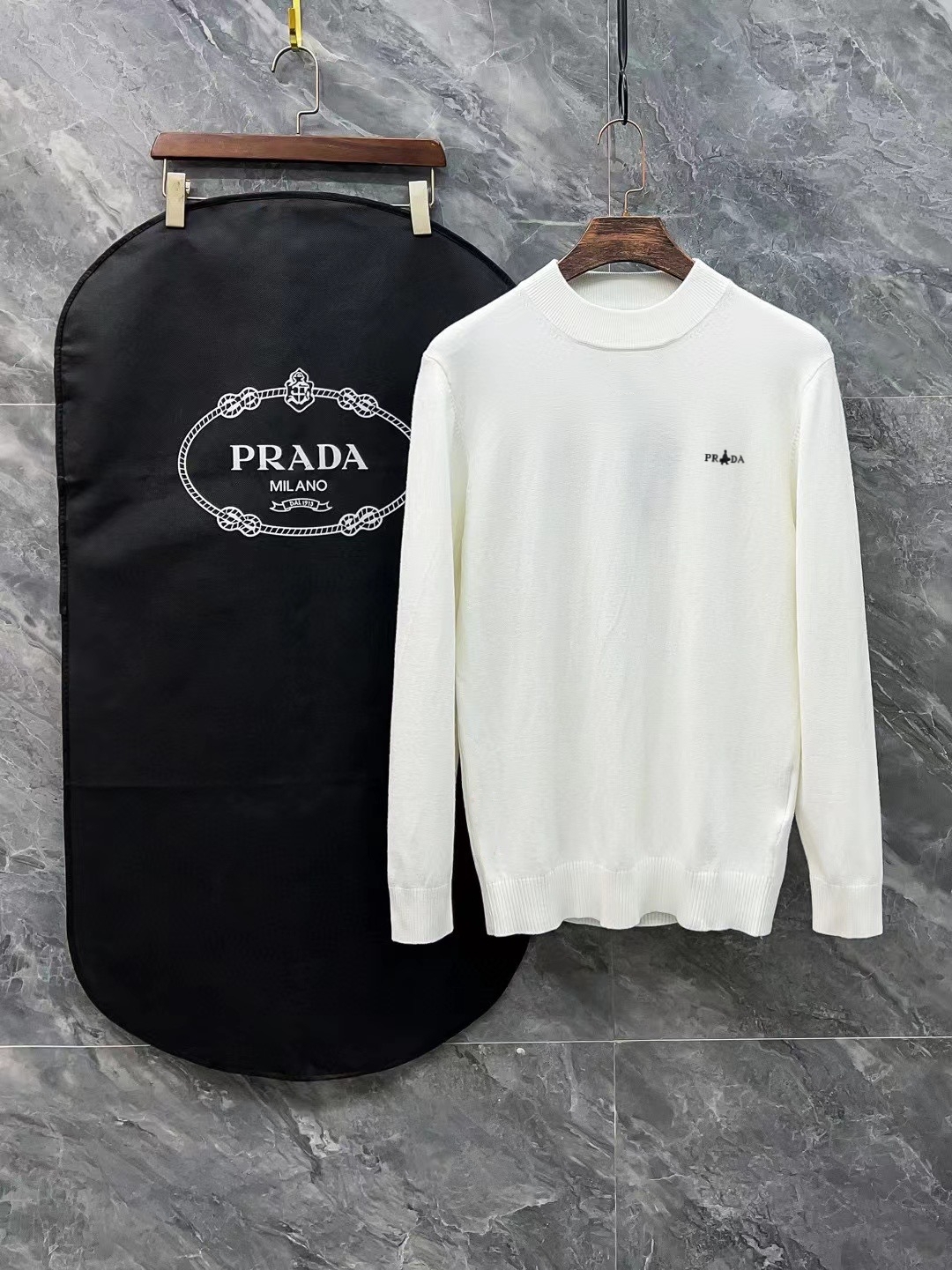 Parda Prada tiene los 3 estándares. El mismo estilo que el sitio web oficial. Exquisito suéter de medio cuello alto con…