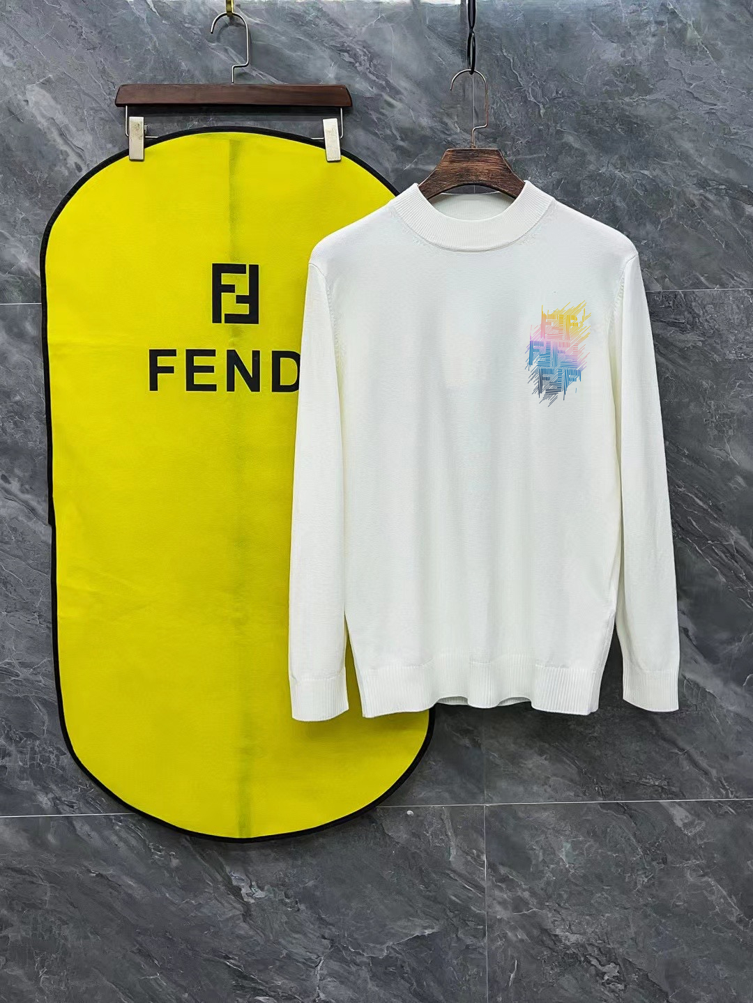 Fendi 芬迪3标齐全 官网同款精美硅胶LOGO半高领毛衣 精品羊毛混纺毛衫 男女款高端定制臻品系列 隶属品牌高端主线 专利顶级纱线混纺 以创新来阐释常规款式 面料的配置更是颠覆常往 细节可圈可点 24秋冬季最值得期待的一款毛衣 满满的…