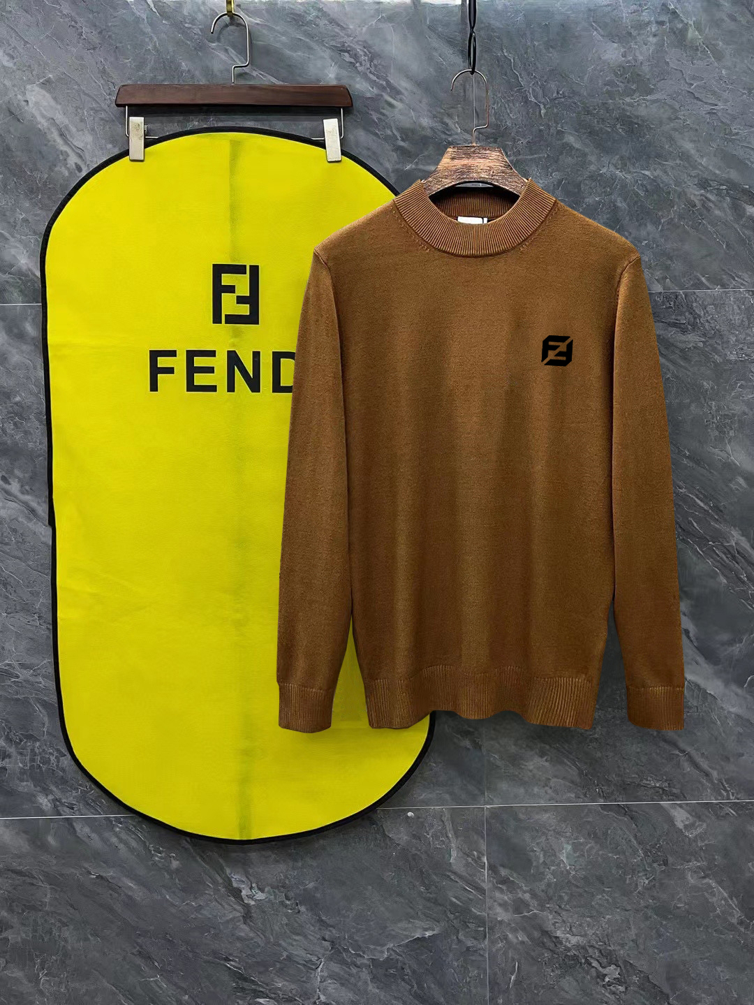 Fendi Fendi con tres etiquetas completas, suéter de cuello alto con logo de silicona tridimensional, suéter de mezcla d…