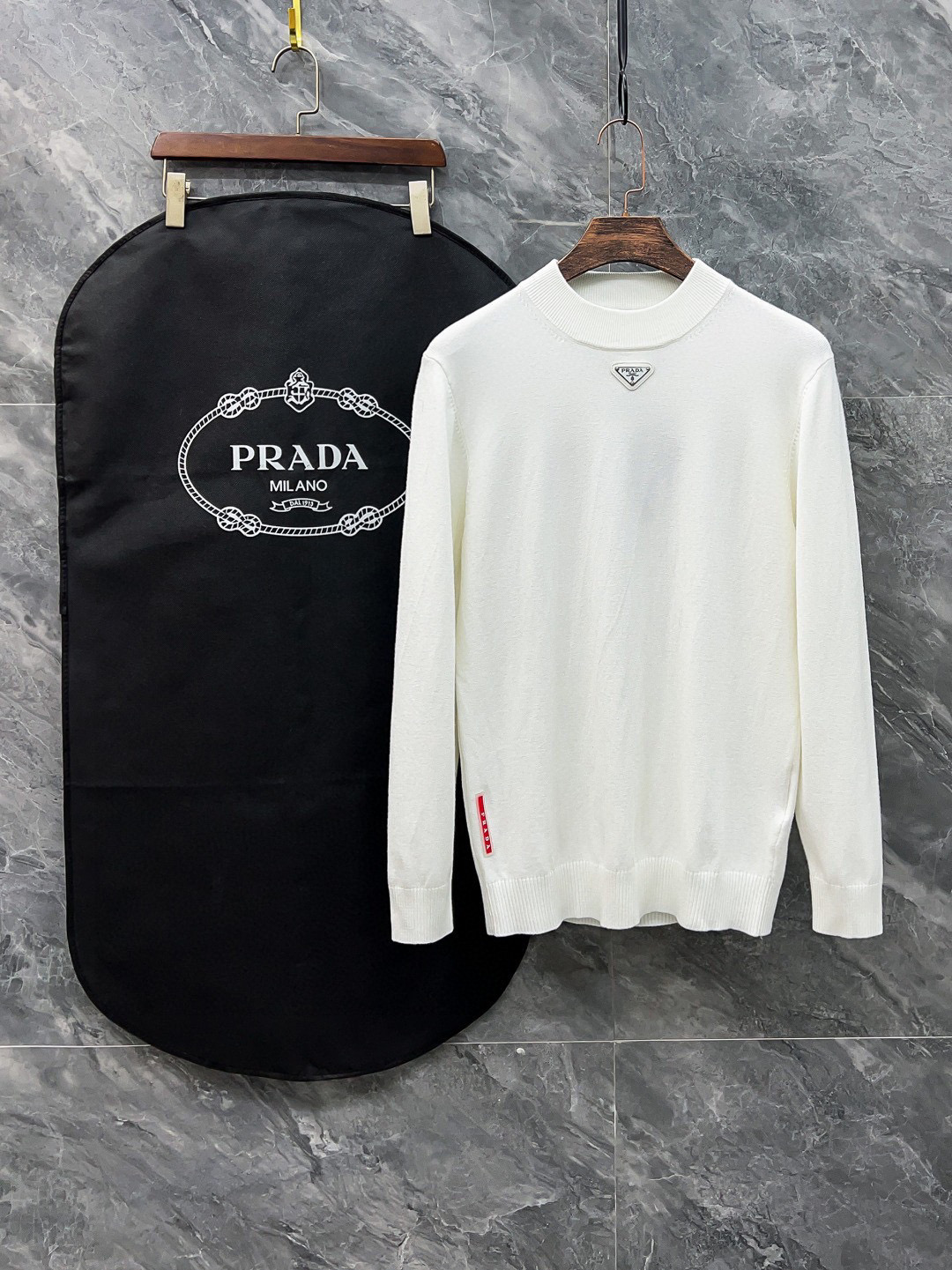 Parda Prada tiene 3 estándares completos. Suéter tridimensional de medio cuello alto con logo de Iron Triangle. Jersey …