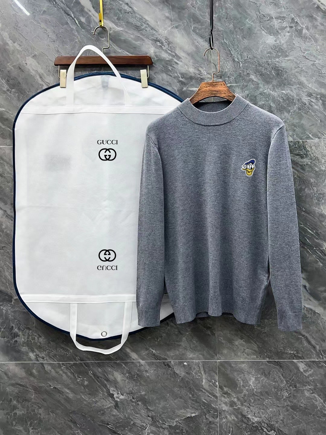 Gucci 3 etiquetas completas, suéter de cuello alto semialto con logotipo en relieve, mezcla de lana de alta calidad, se…