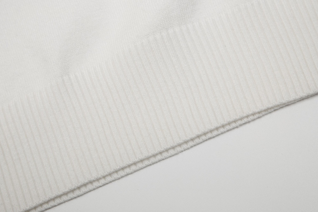 “New Fall/Winter Smiley-Faced Sweaters: Classic, Cozy, and Timeless” - 图片 9