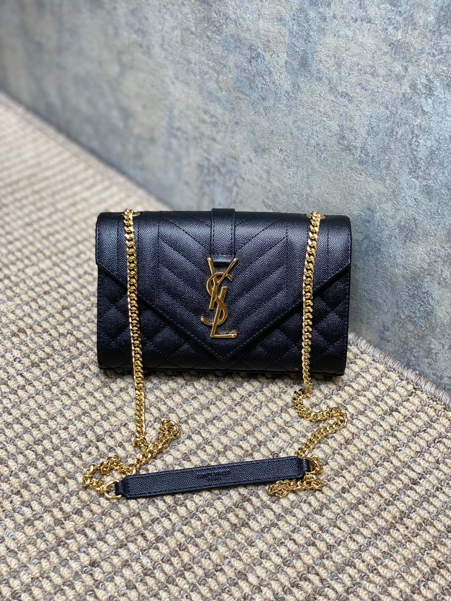 Yves Saint Laurent Luxe
 Tassen Schoudertas Goud Polijsten Echt leer Envelop