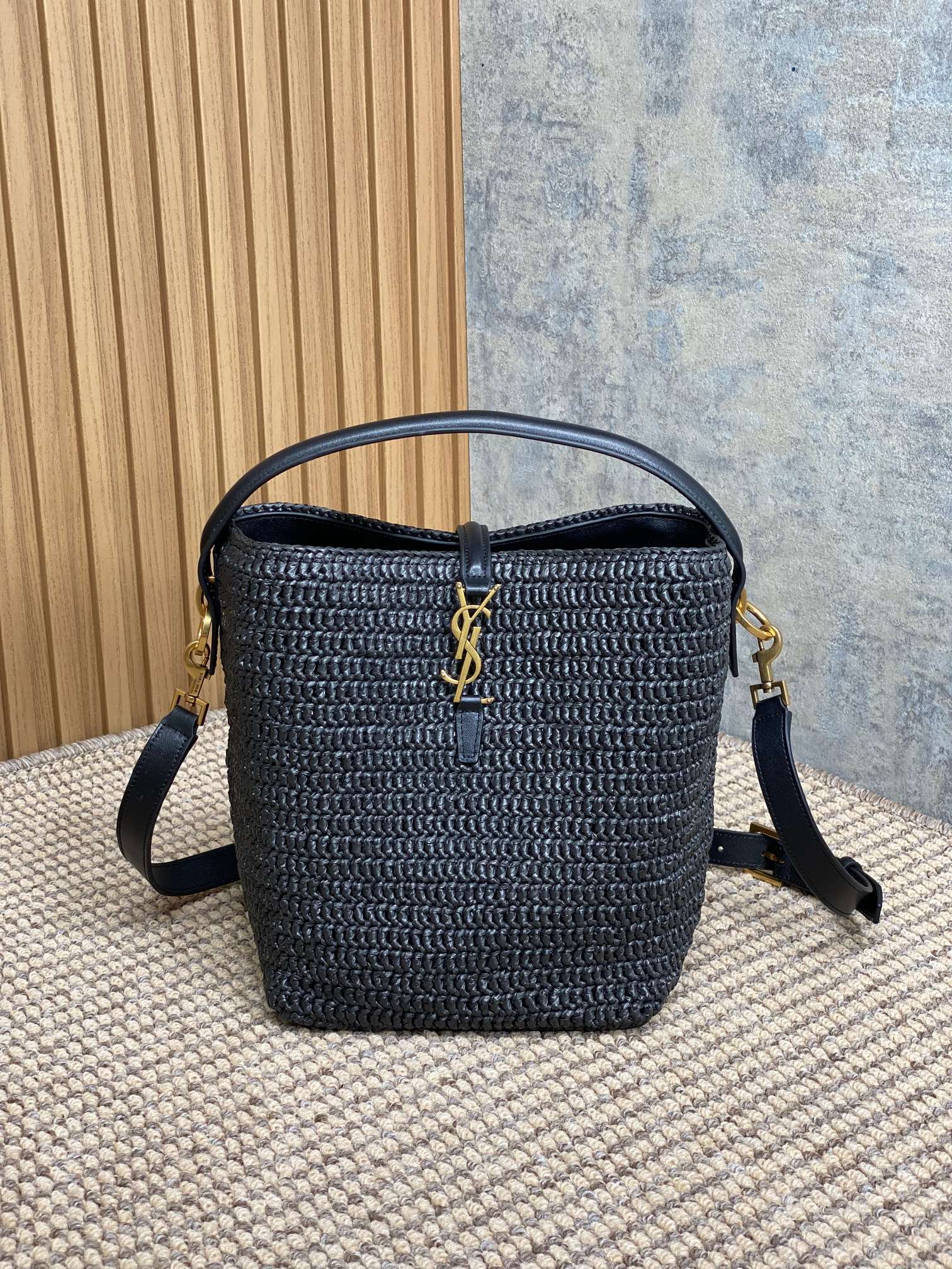 Yves Saint Laurent Tassen Emmer Tas Praktische en veelzijdige replica -ontwerper
 Splijten Raffia Zomercollectie