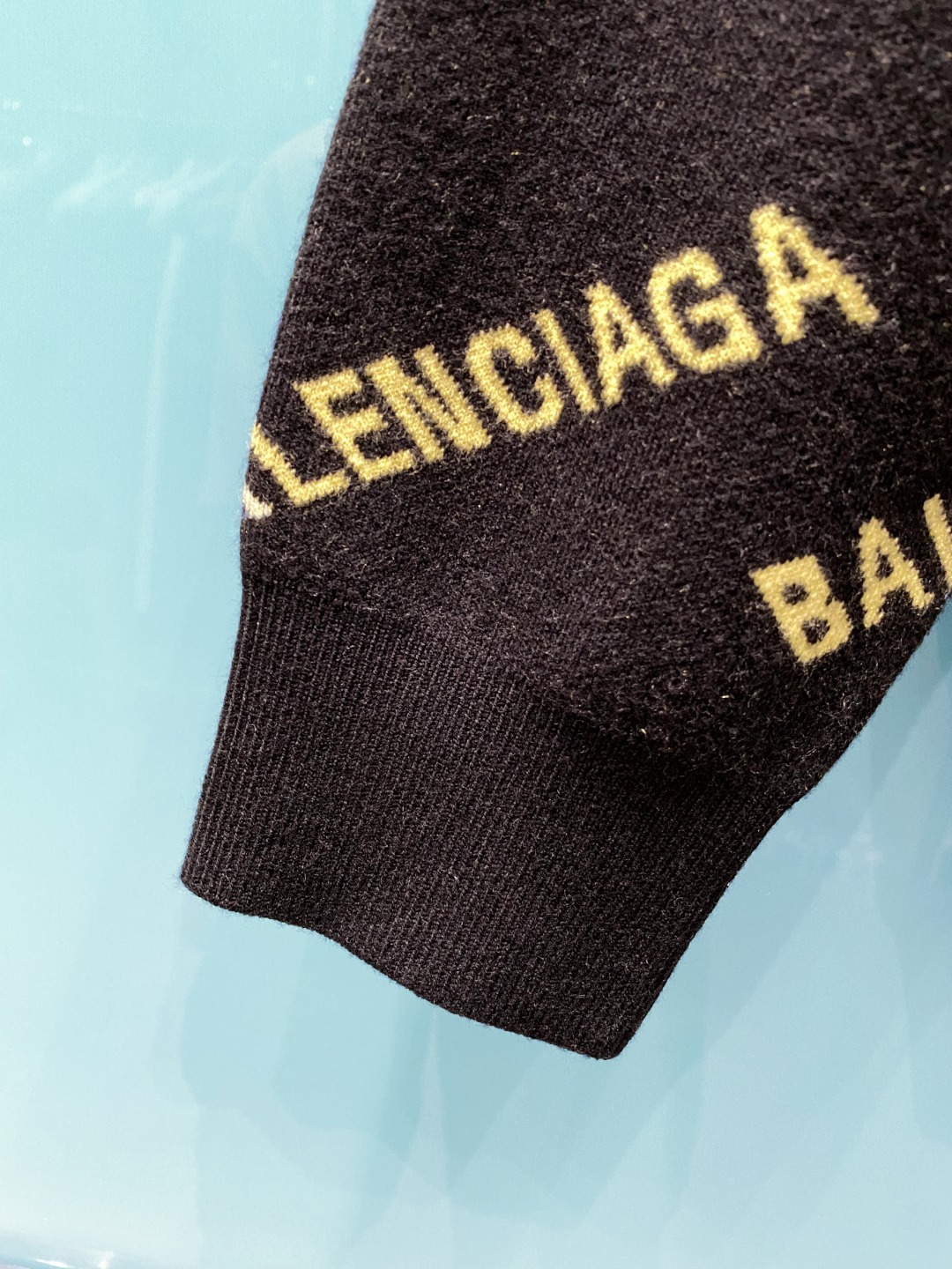 巴黎世家²⁰²⁴毛衣 2024秋冬最新系列，专柜1:1顶级复刻，顶级版本！厚薄适中，可以穿一整个冬天 潮