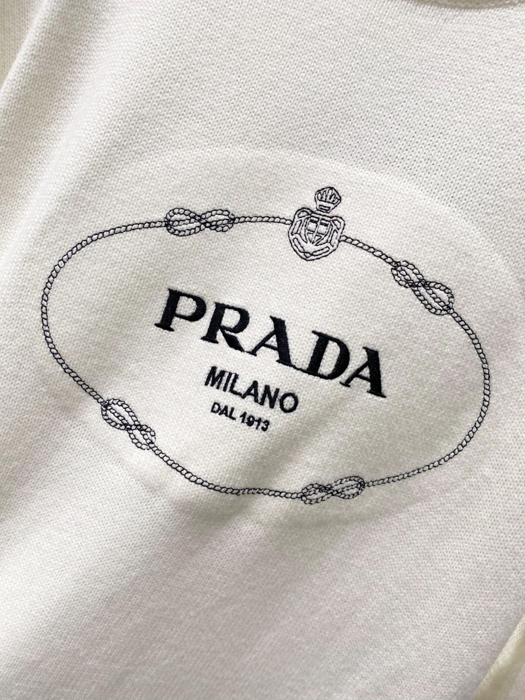 普拉达²⁰²⁴毛衣 2024秋冬最新系列，专柜1:1顶级复刻，顶级版本！厚薄适中，可以穿一整个冬天 潮人